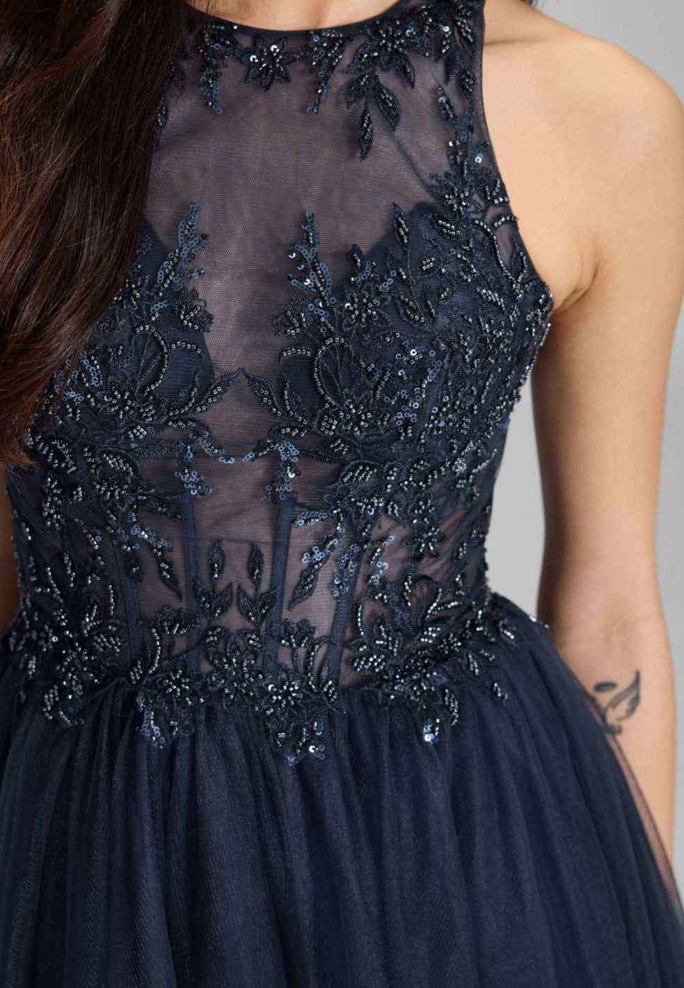 Bodenlanges Tüllkleid mit Stickerei