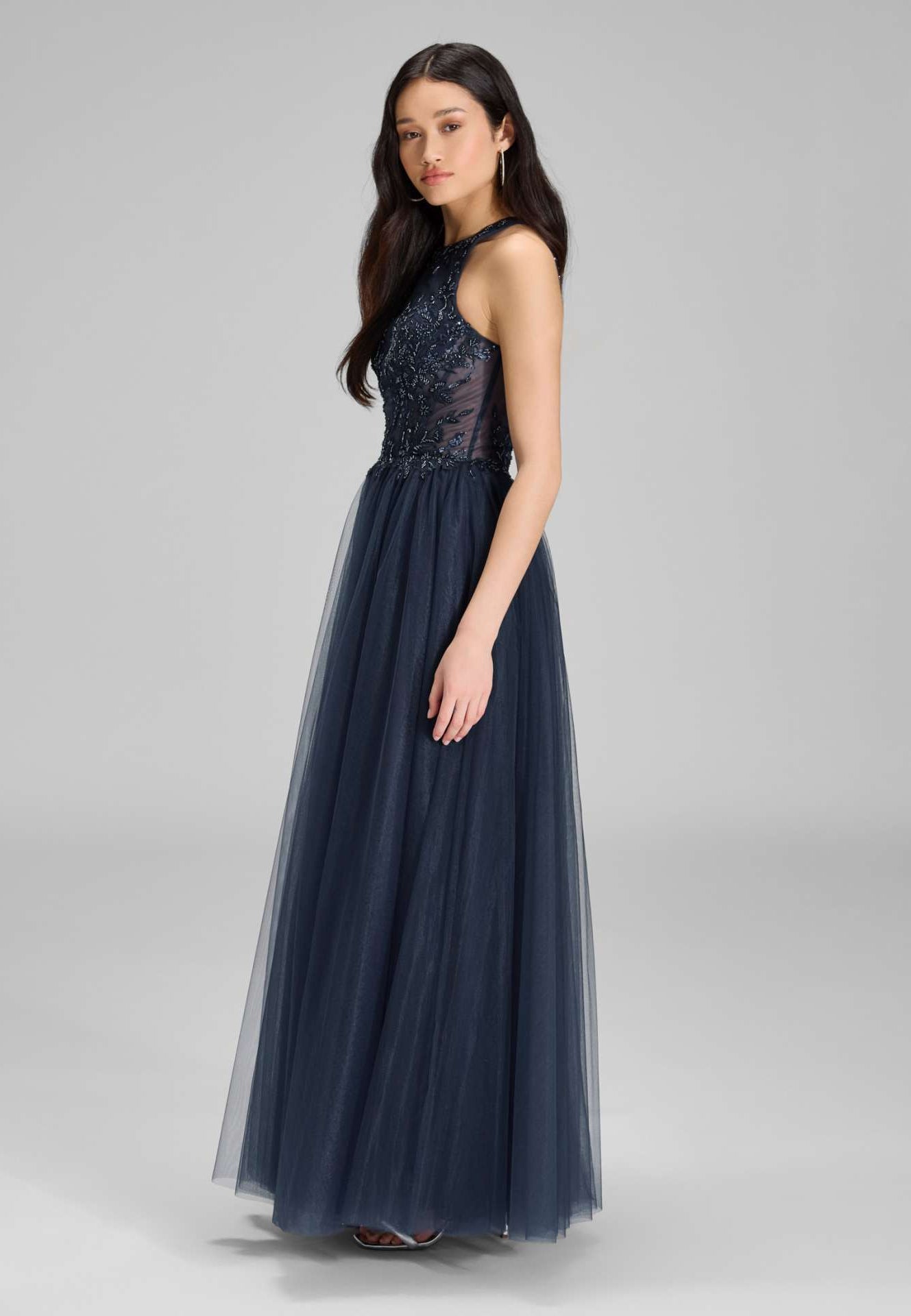 Bodenlanges Tüllkleid mit Stickerei