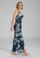 Figurbetontes Abendkleid aus Mesh mit Ikat Druck