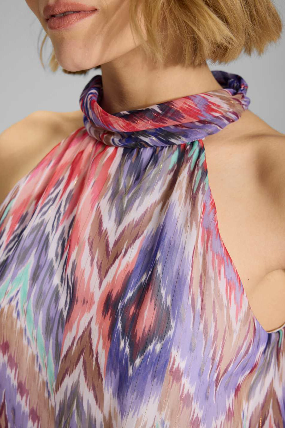 Maxikleid mit Beinschlitz aus Chiffon mit Zick Zack Print