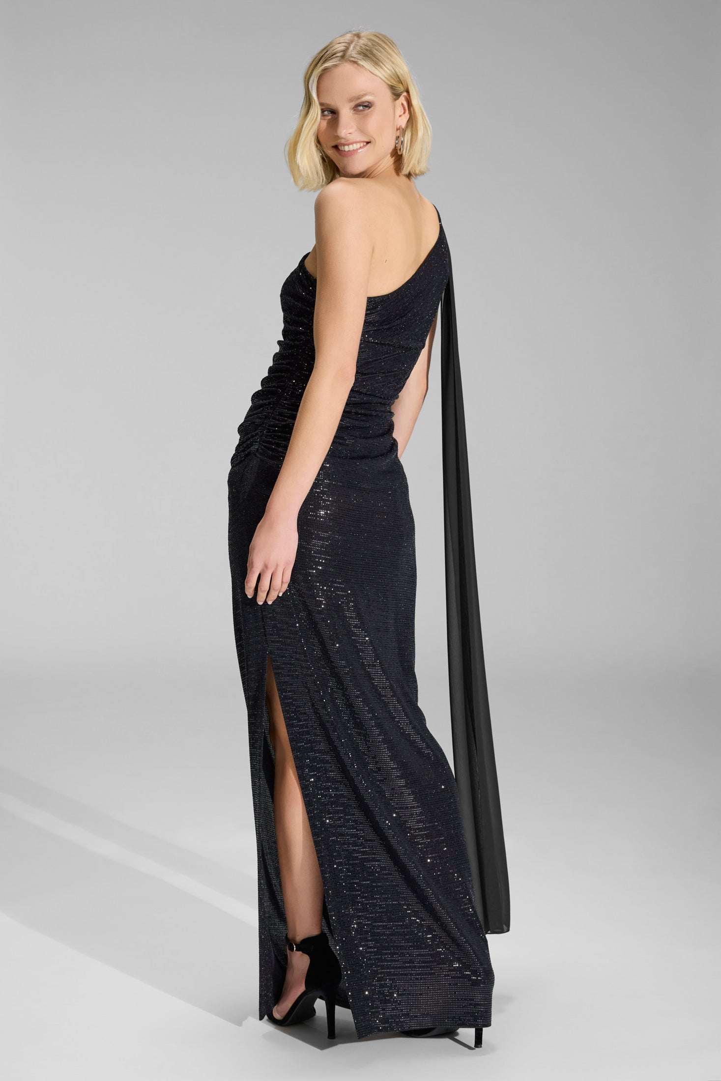 One-Shoulder Abendkleid aus foliertem Jersey mit Chiffon Schal