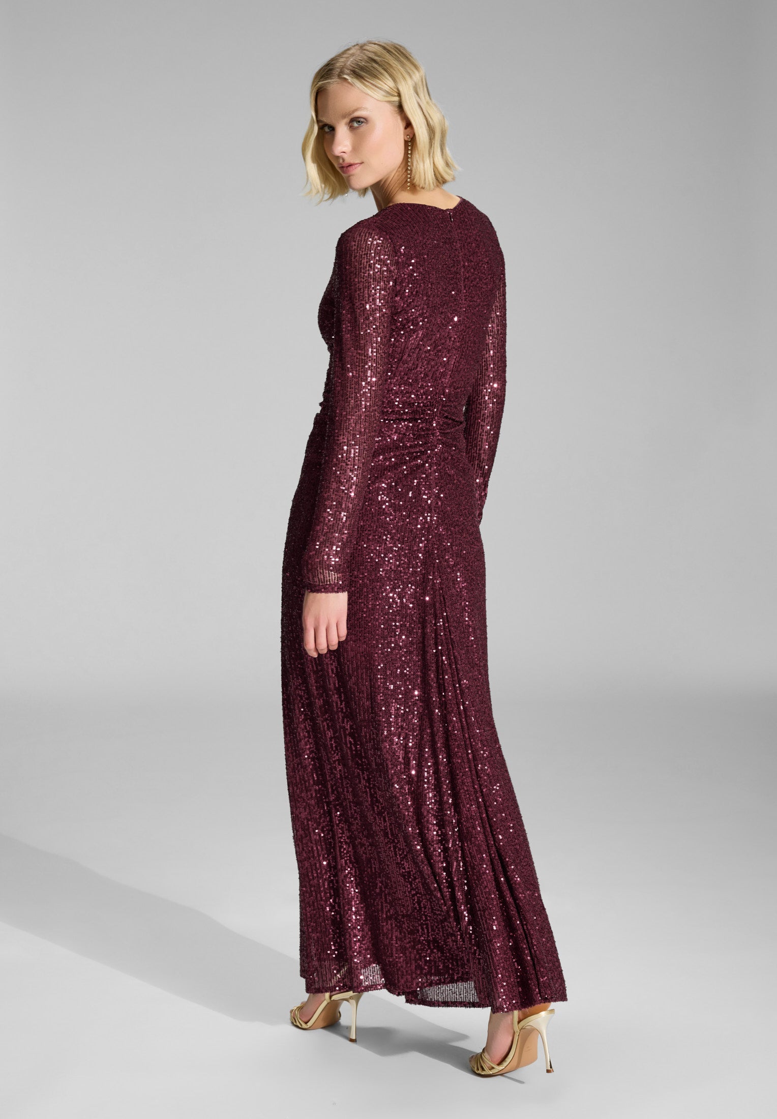 Abendkleid aus elastischem Paillettenstoff