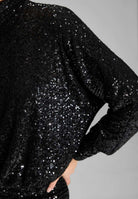 Kurzes Cocktailkleid aus elastischer Paillette mit Fledermausärmel