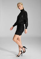 Kurzes Cocktailkleid aus elastischer Paillette mit Fledermausärmel