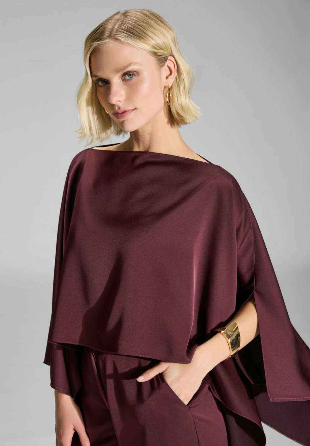 Cape-Top aus Satin mit seitlichen Schlitzen