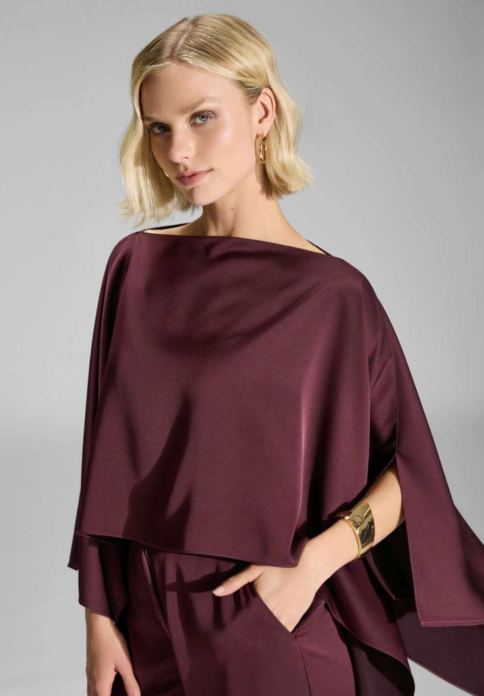 Cape-Top aus Satin mit seitlichen Schlitzen