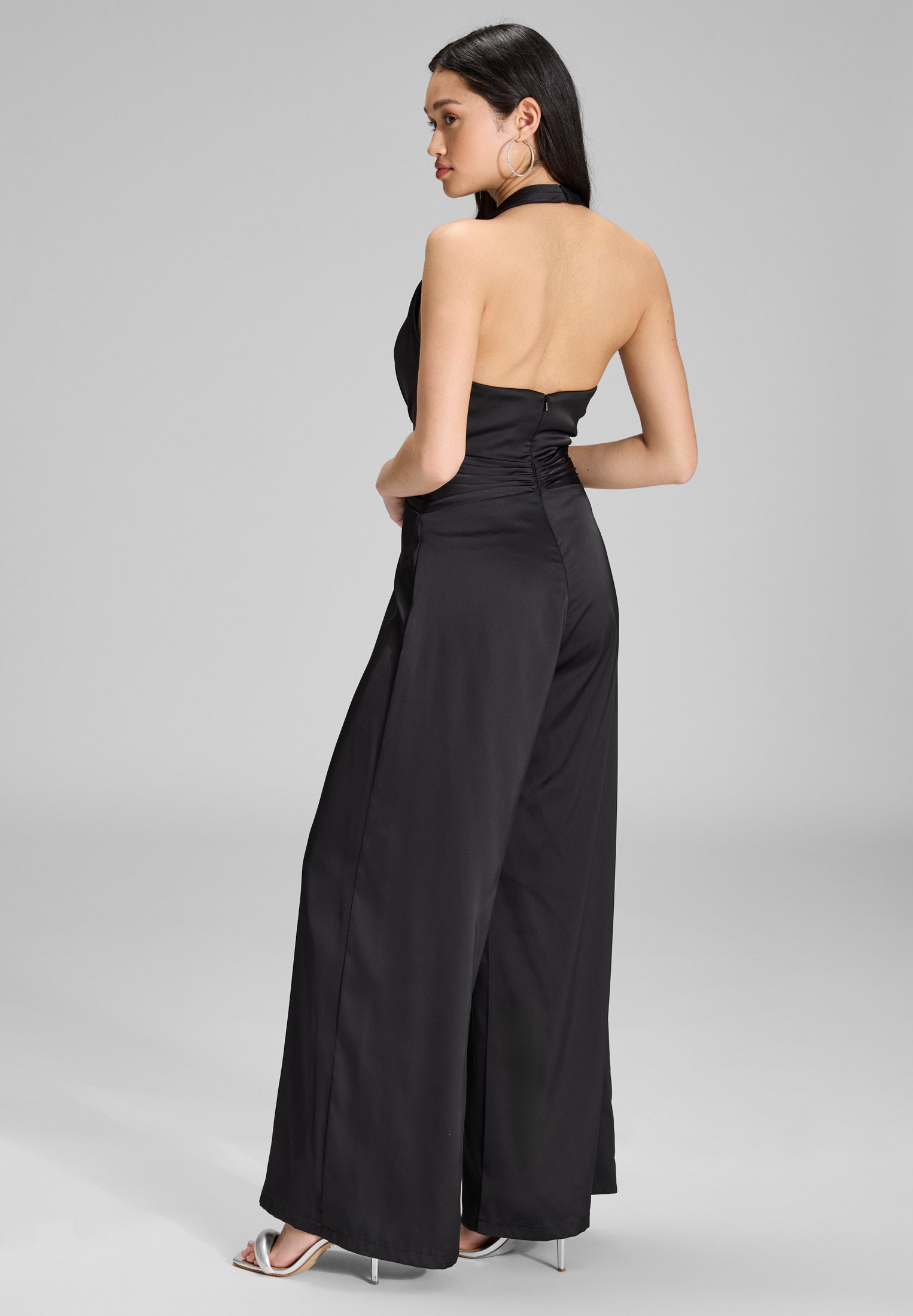 Neckholder Jumpsuit aus Satin