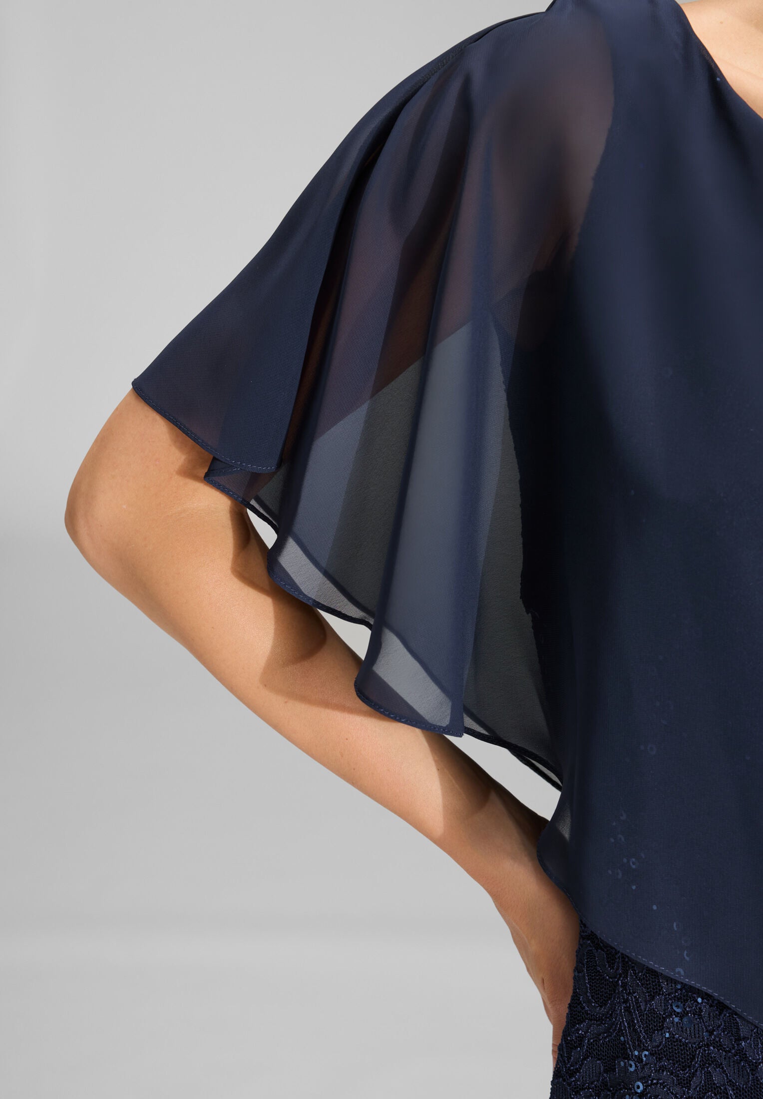 Cocktailkleid mit Überwurf