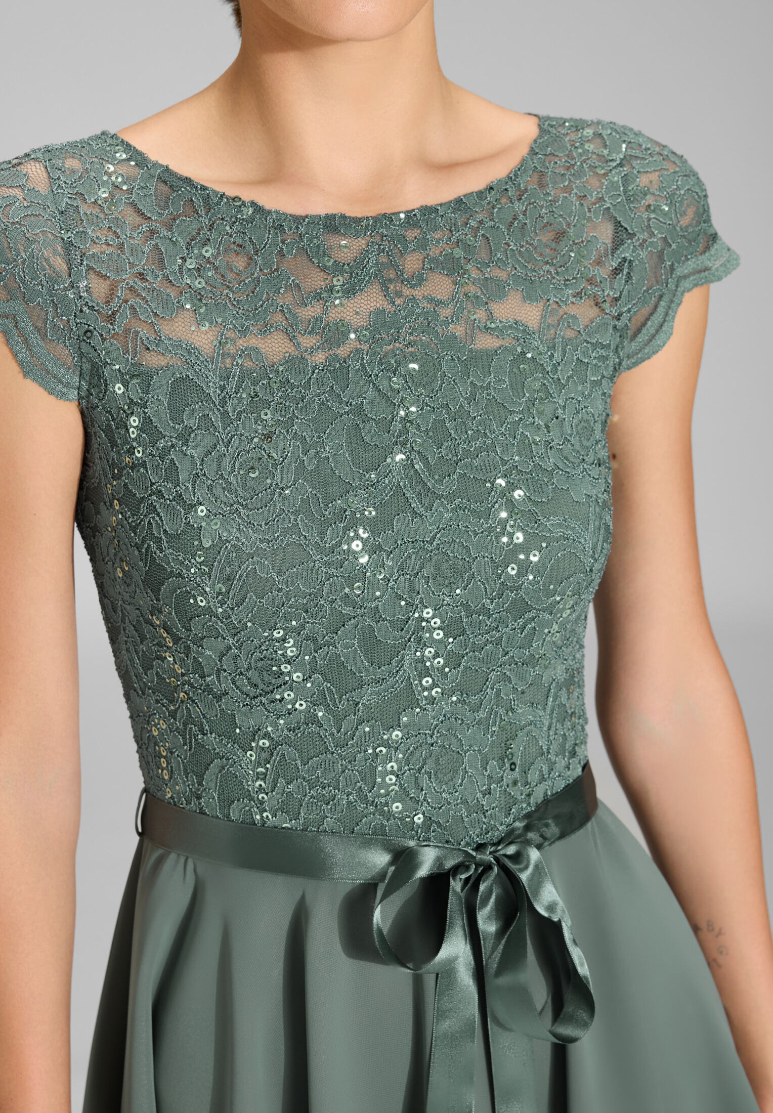 Cocktailkleid mit Spitzenoberteil und Chiffon Rock