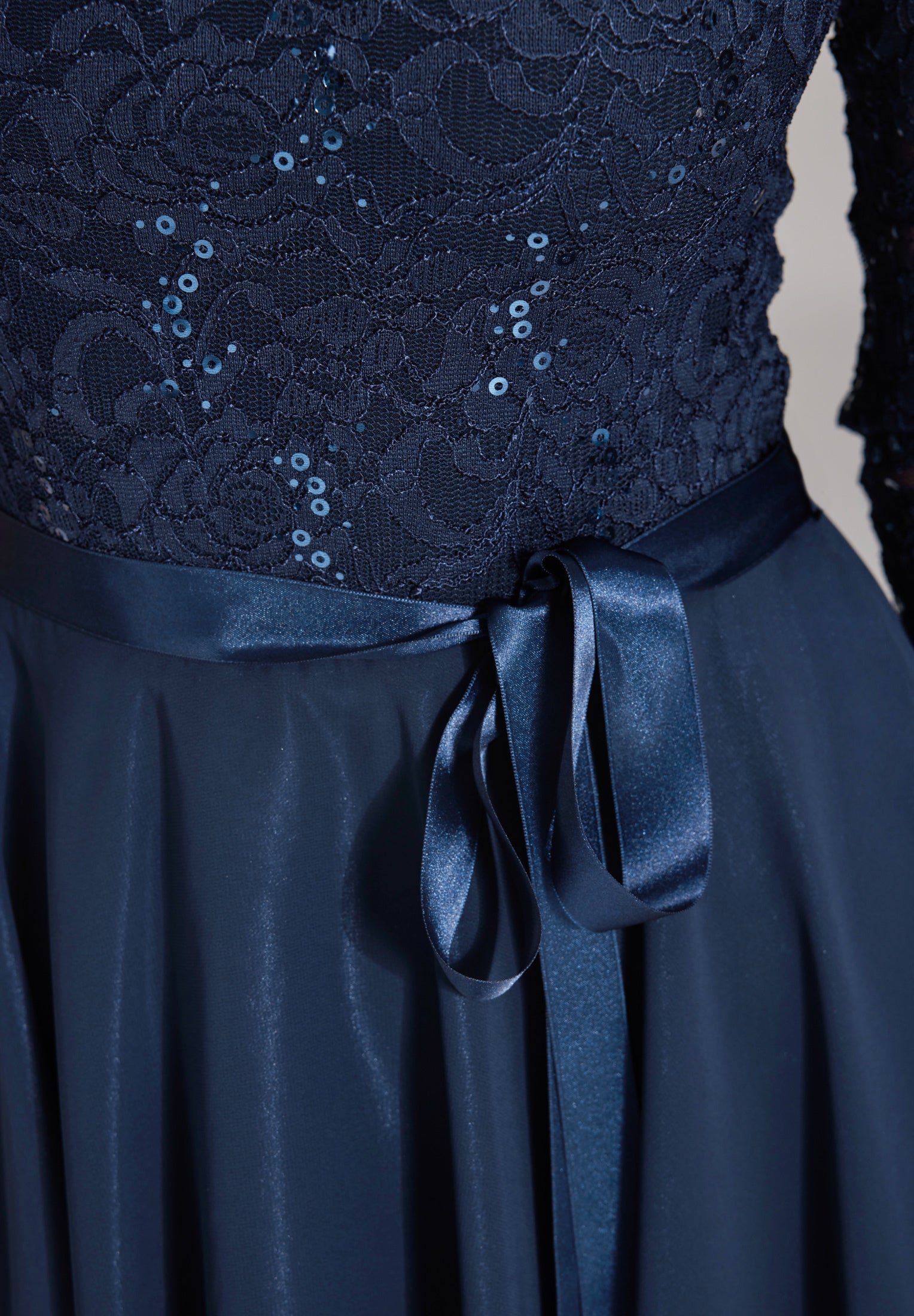 Cocktailkleid aus Paillettenspitze mit Chiffonrock