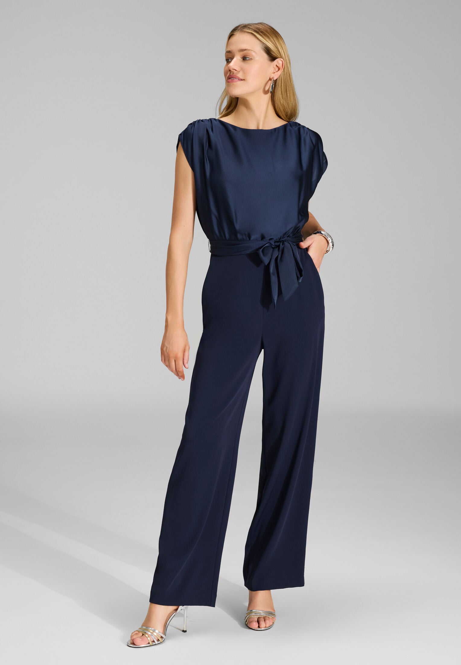 Jumpsuit aus Material-Mix navy