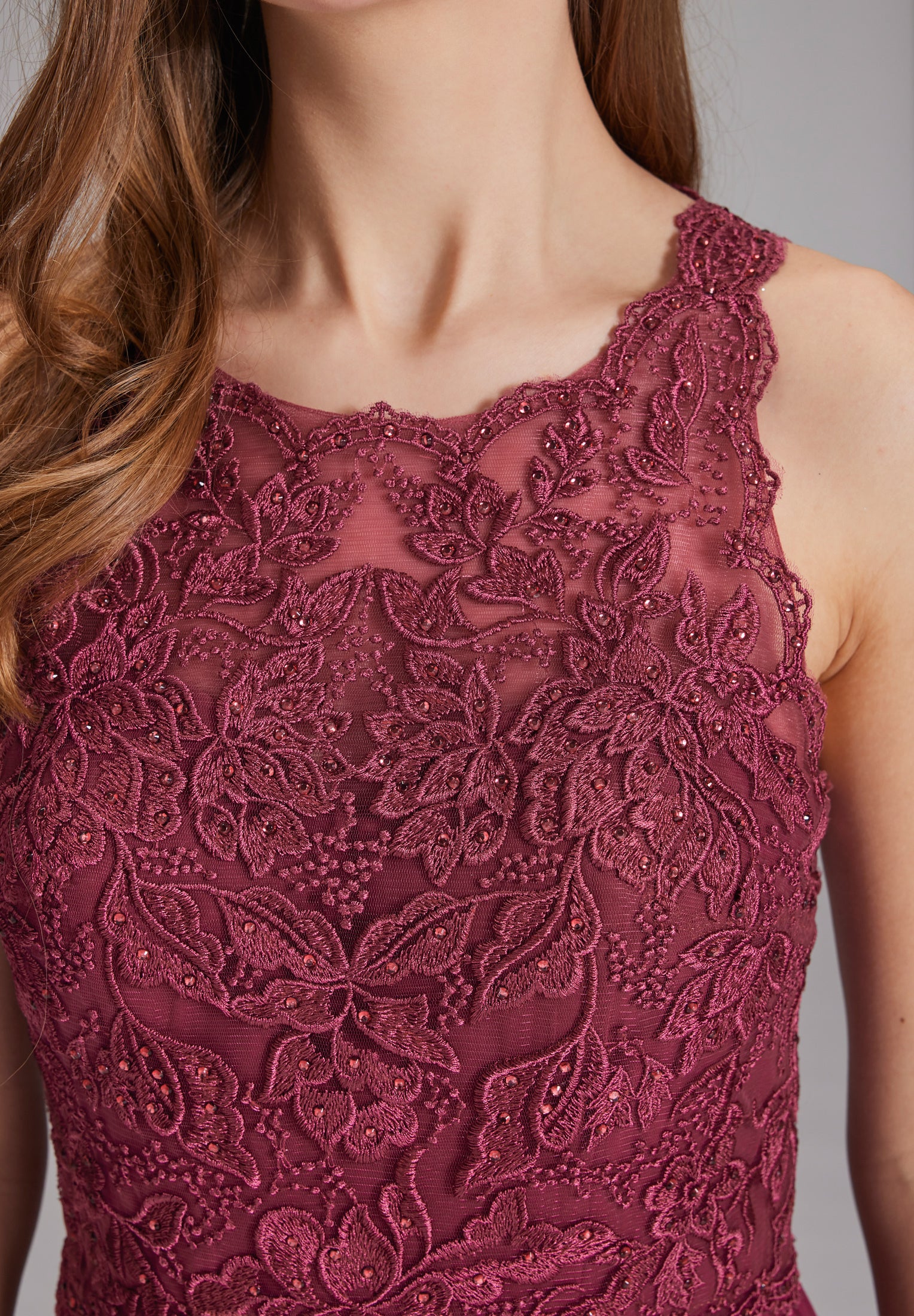 High-closed-Abendkleid mit floraler Spitze