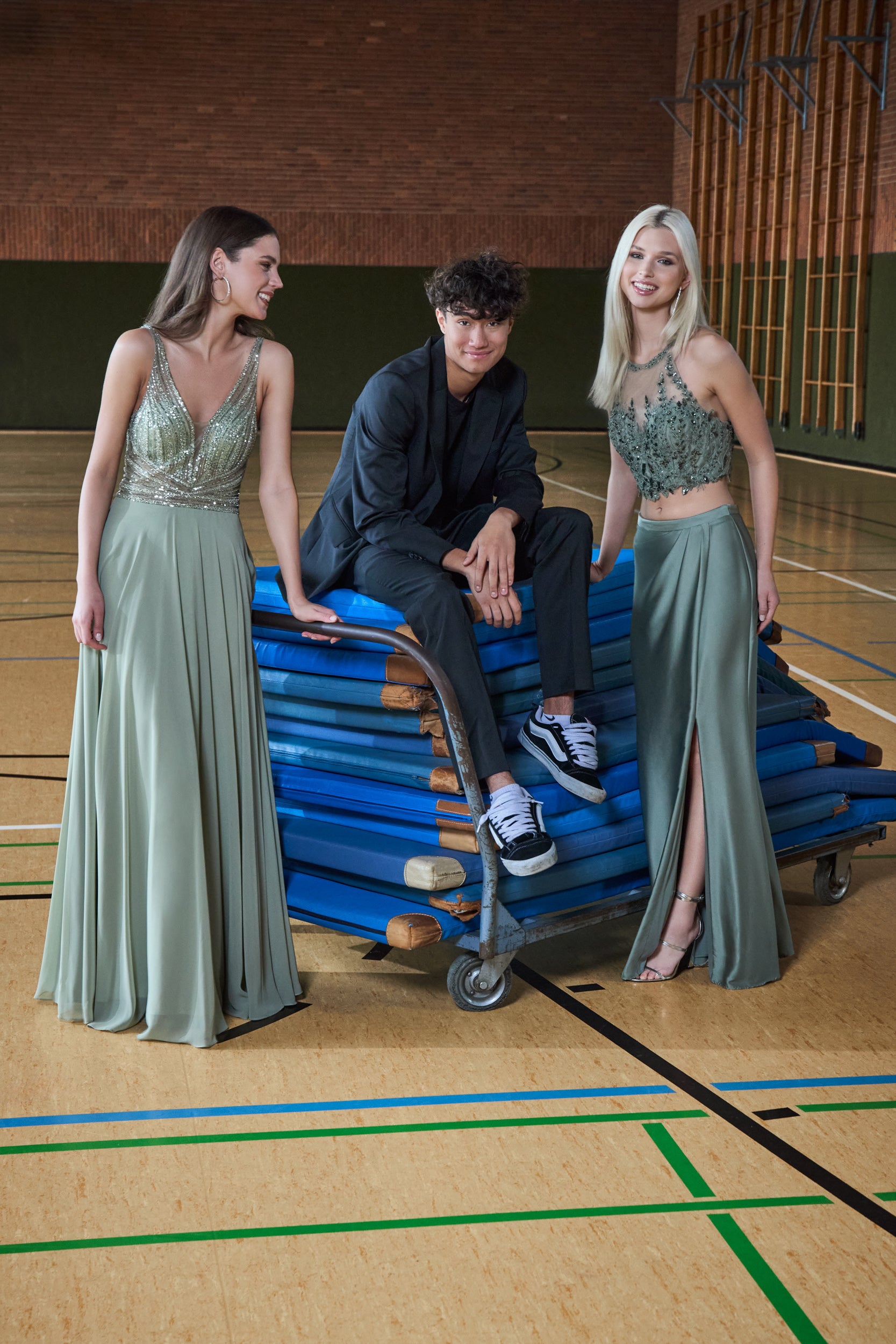 Langes Chiffon-Abendkleid mit Stickerei und Two-piece Kleid mit langen Satinrock