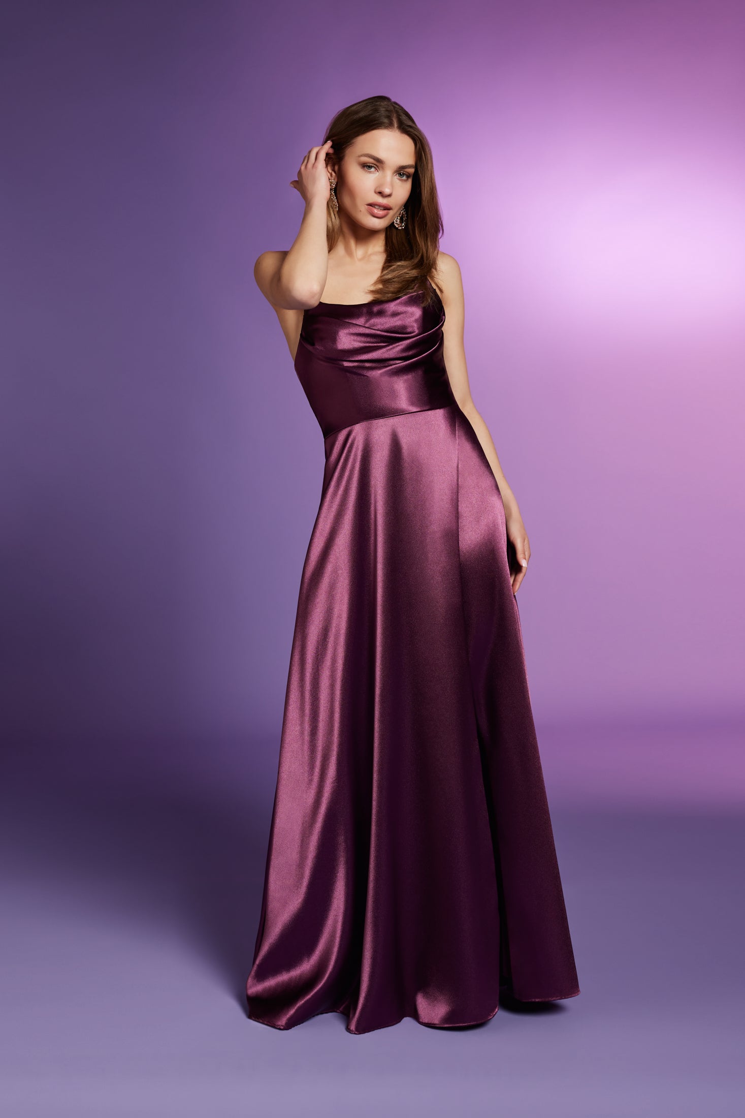 Satinkleid mit Bindegürtel in der Taille