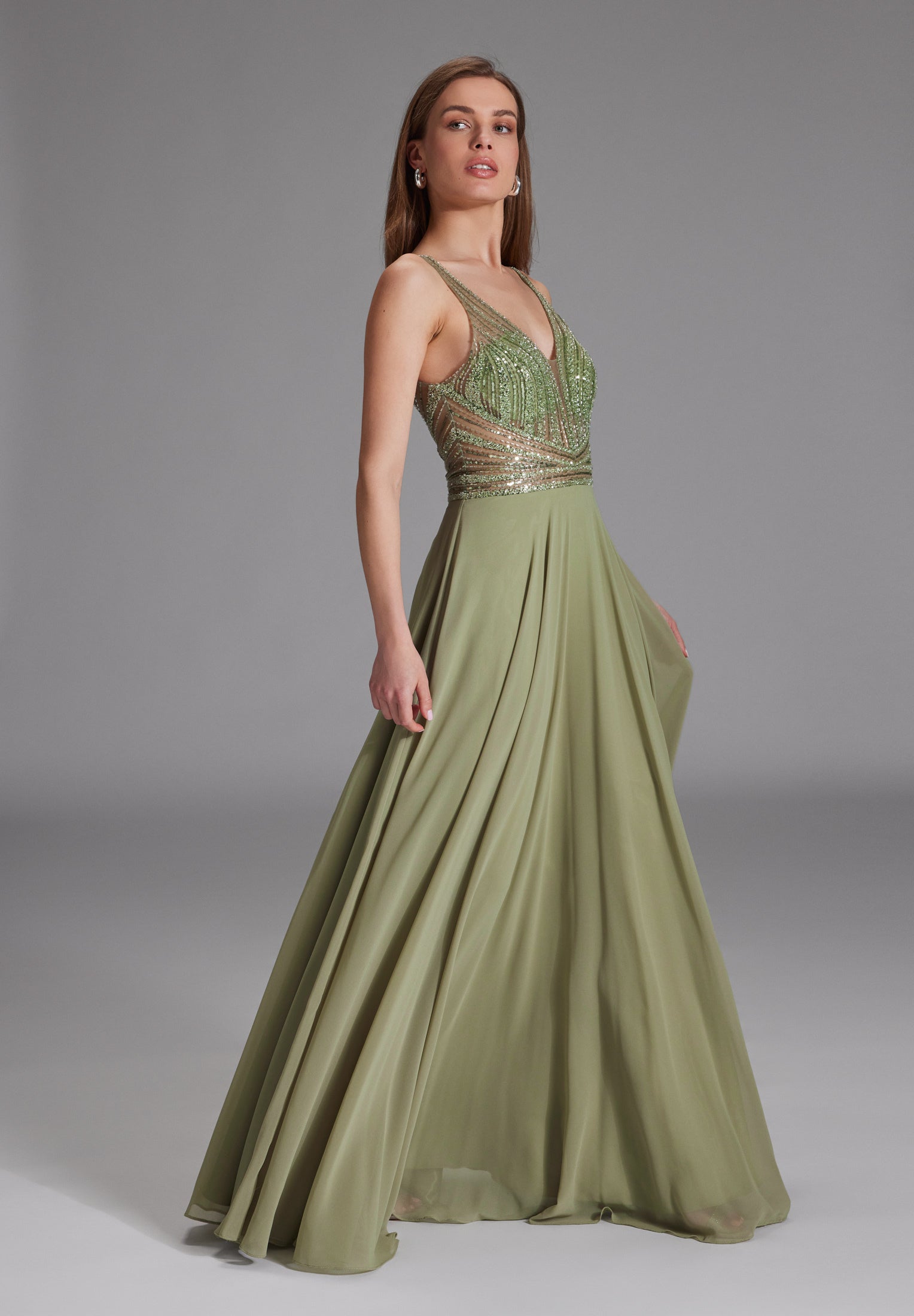 Langes Chiffon-Abendkleid mit Stickerei