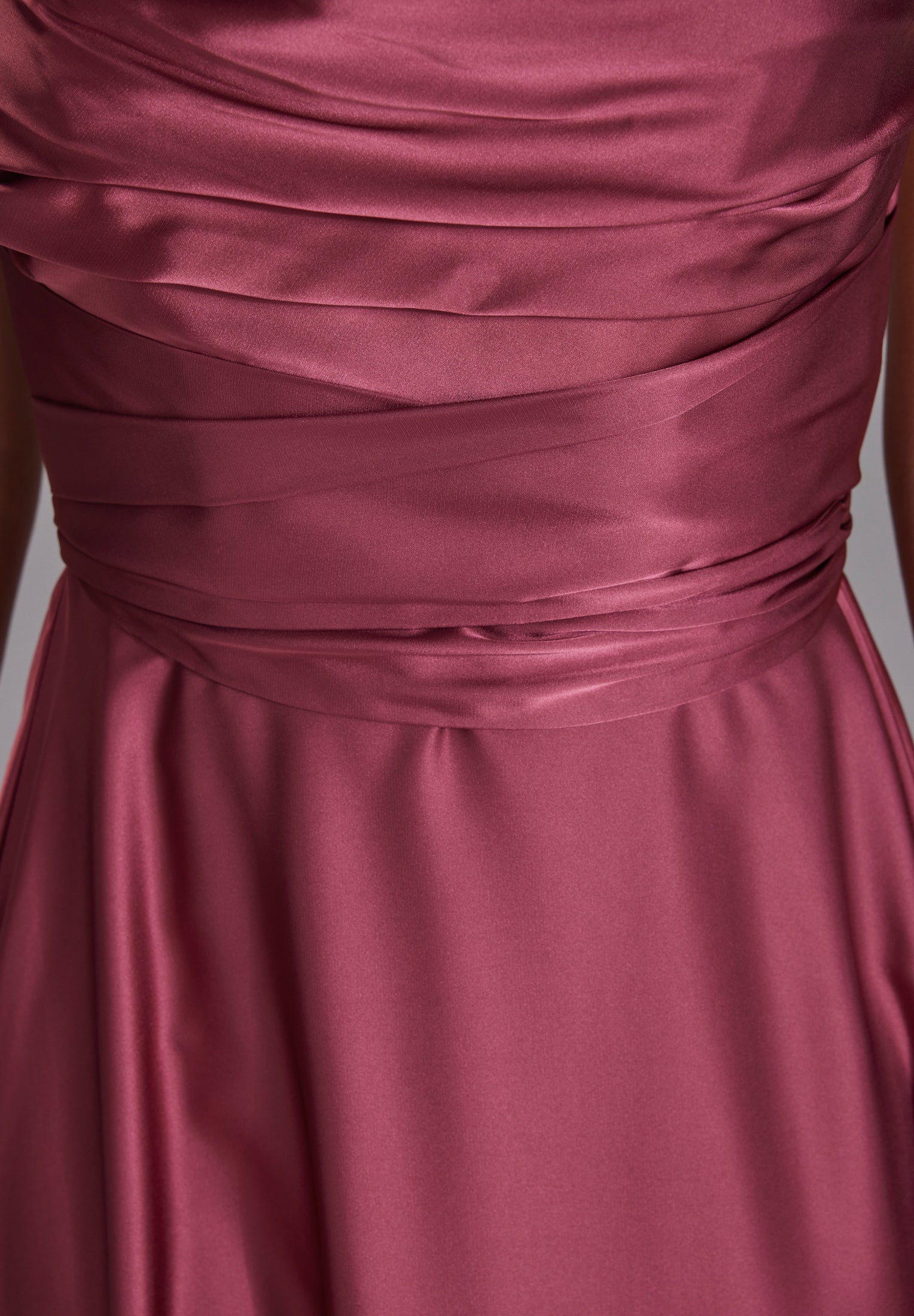 Satinkleid mit Bindegürtel in der Taille