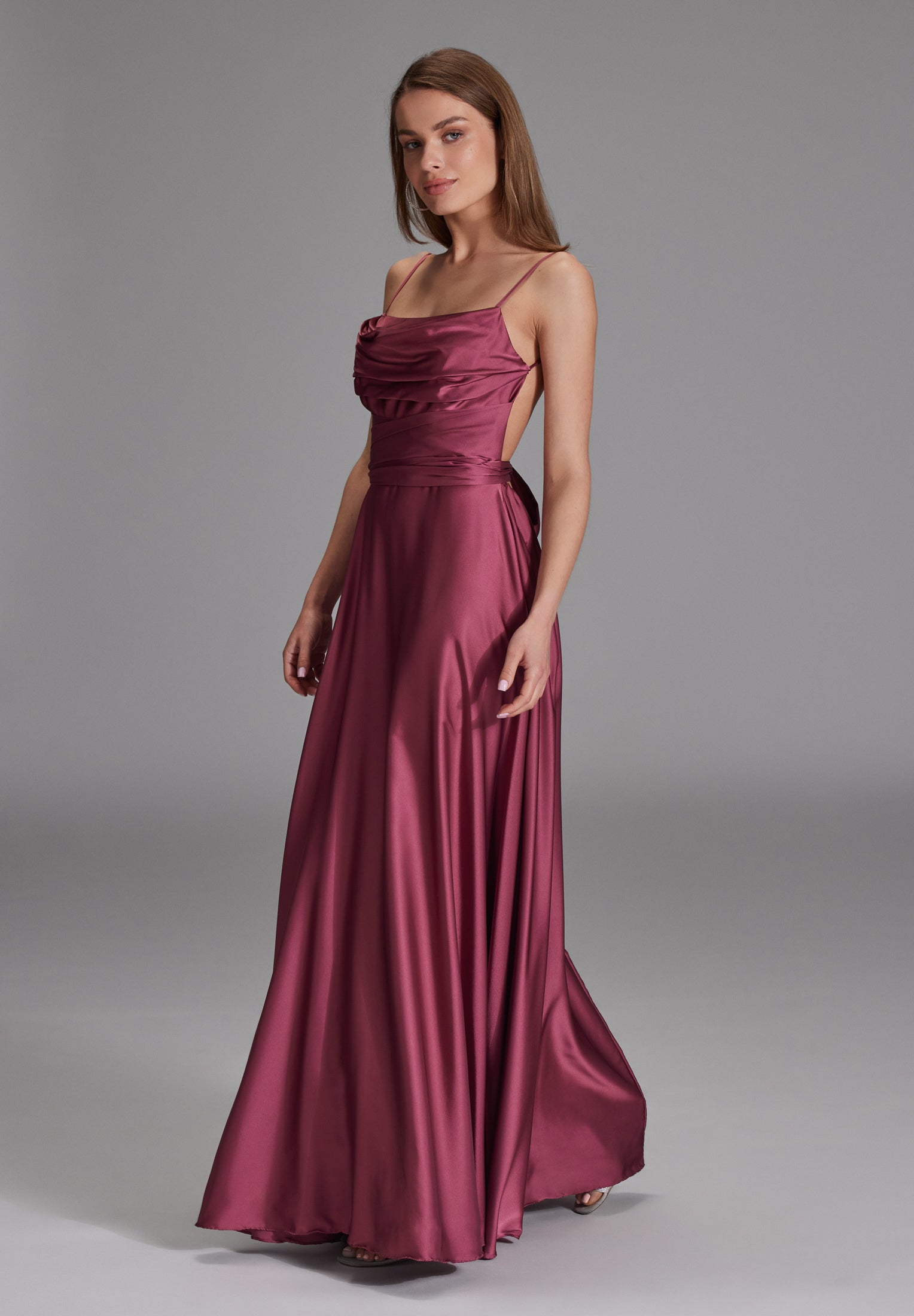 Satinkleid mit Bindegürtel in der Taille