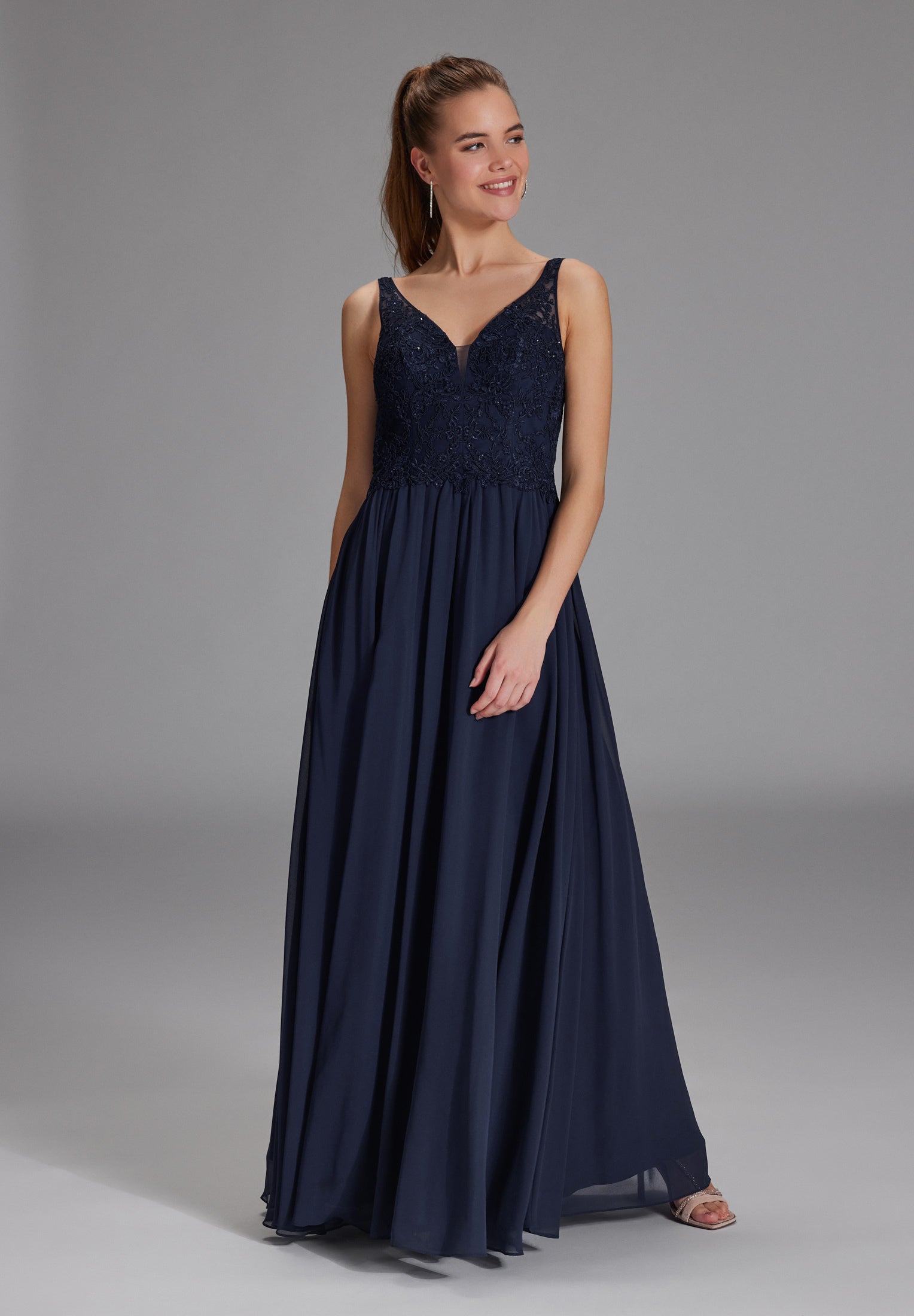 Chiffonkleid mit Spitzenstickerei