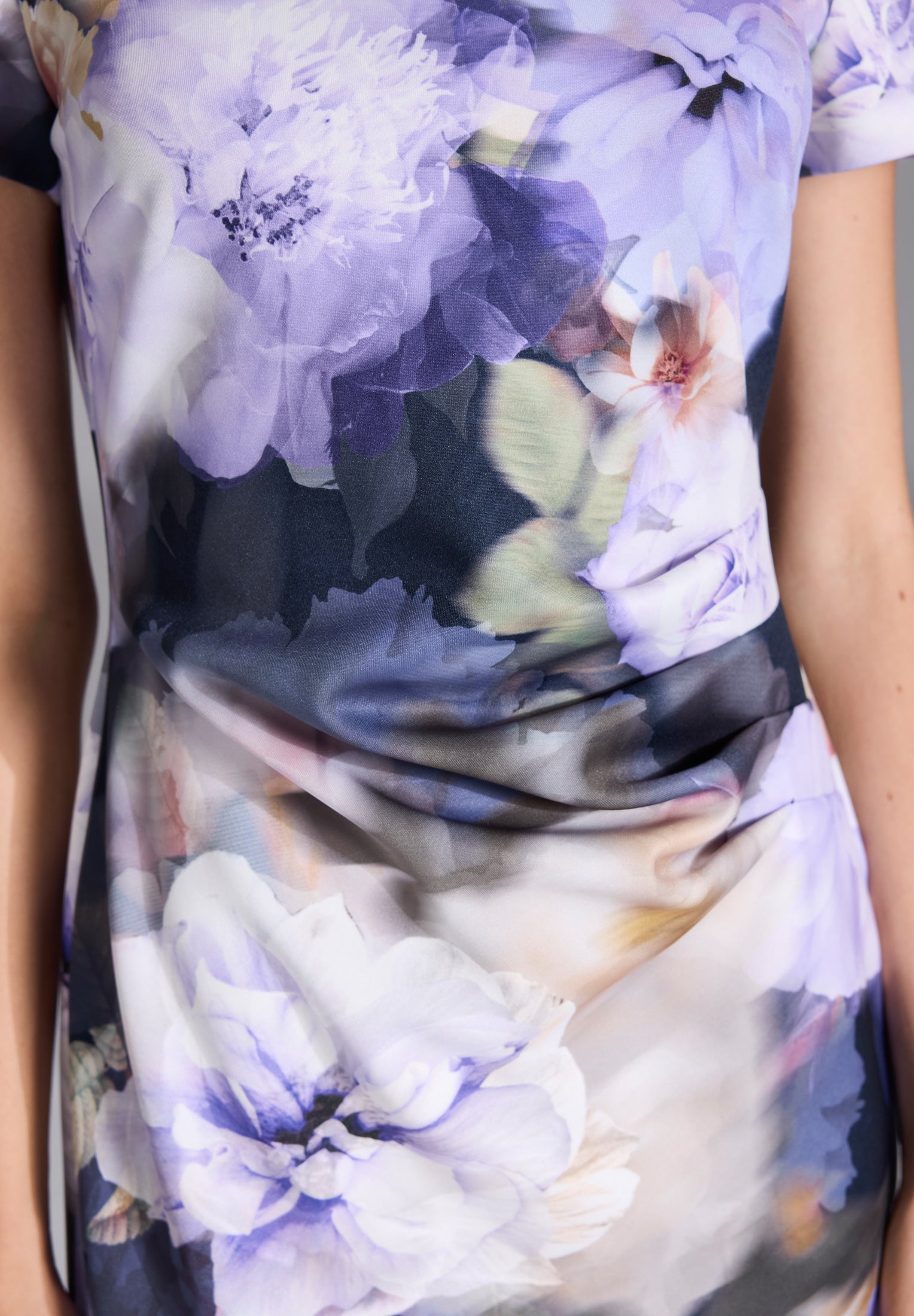 Etuikleid aus bedrucktem Scuba mit Schlitz-Ausschnitt