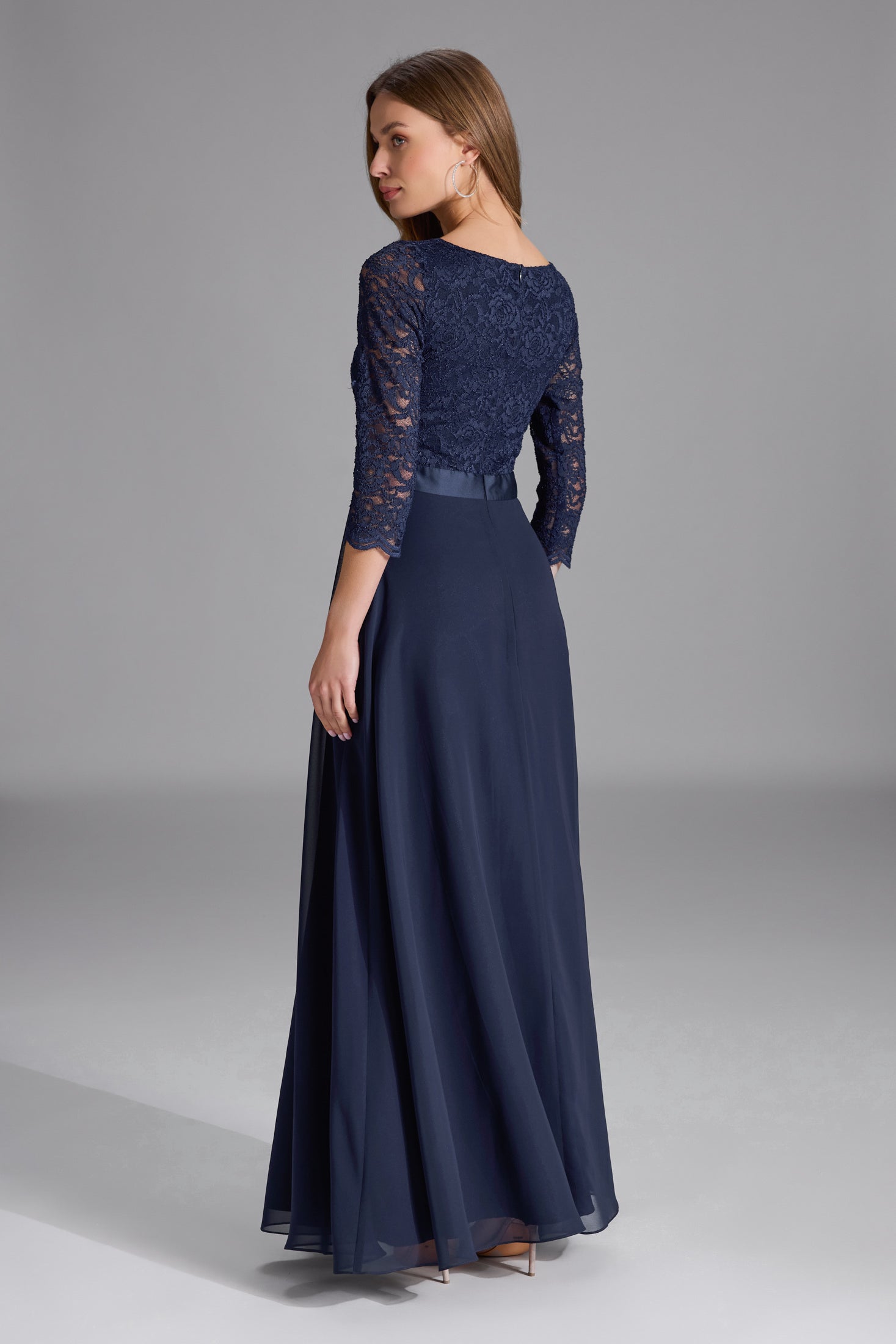 Abendkleid aus Spitze und Chiffon mit ¾ Arm