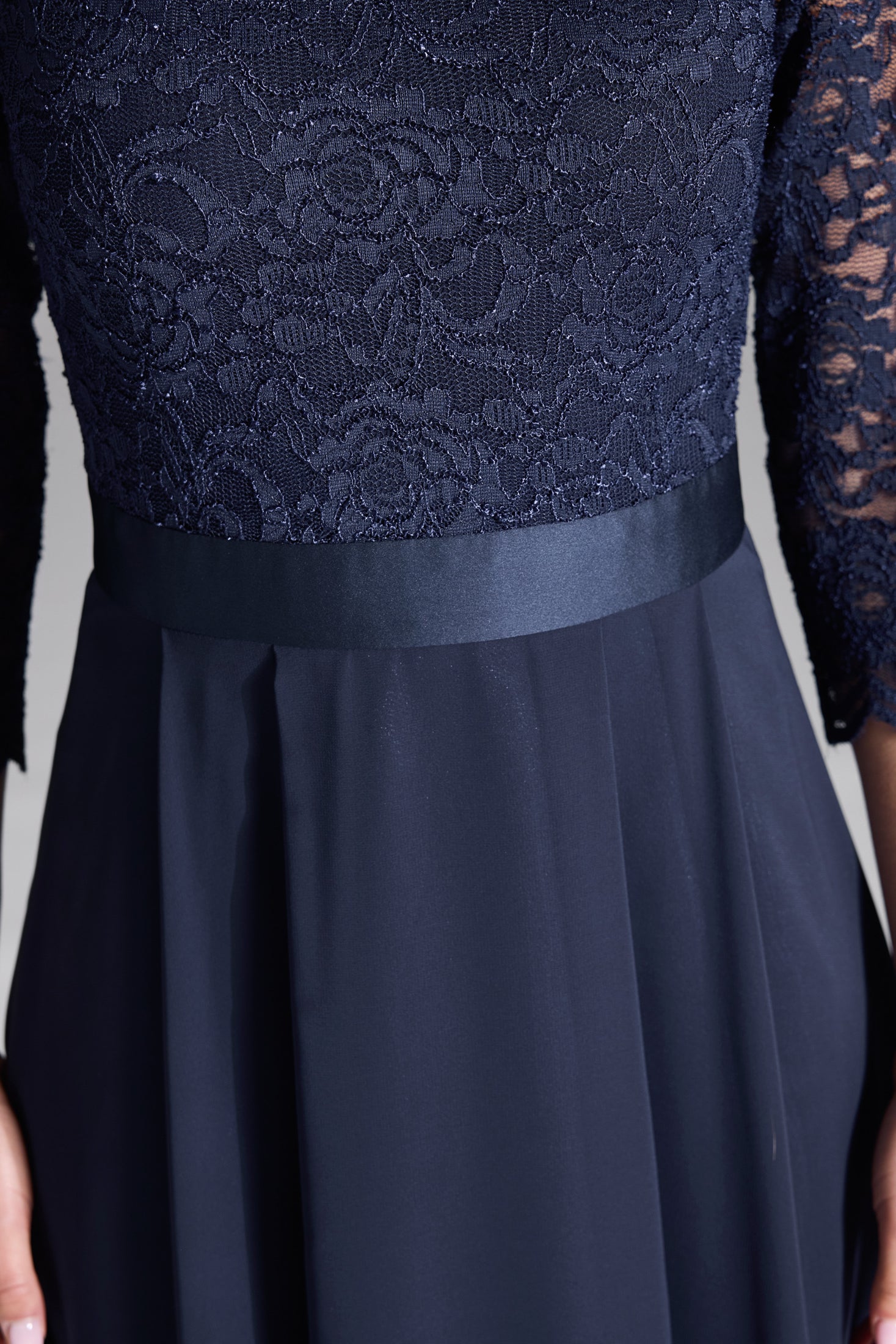 Abendkleid aus Spitze und Chiffon mit ¾ Arm