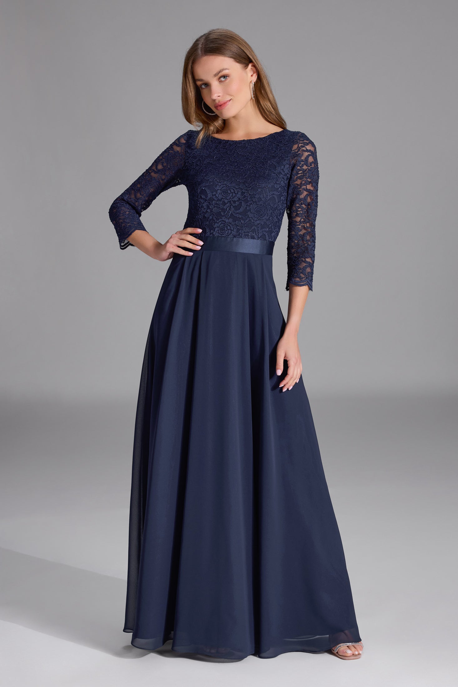 Abendkleid aus Spitze und Chiffon mit ¾ Arm navy