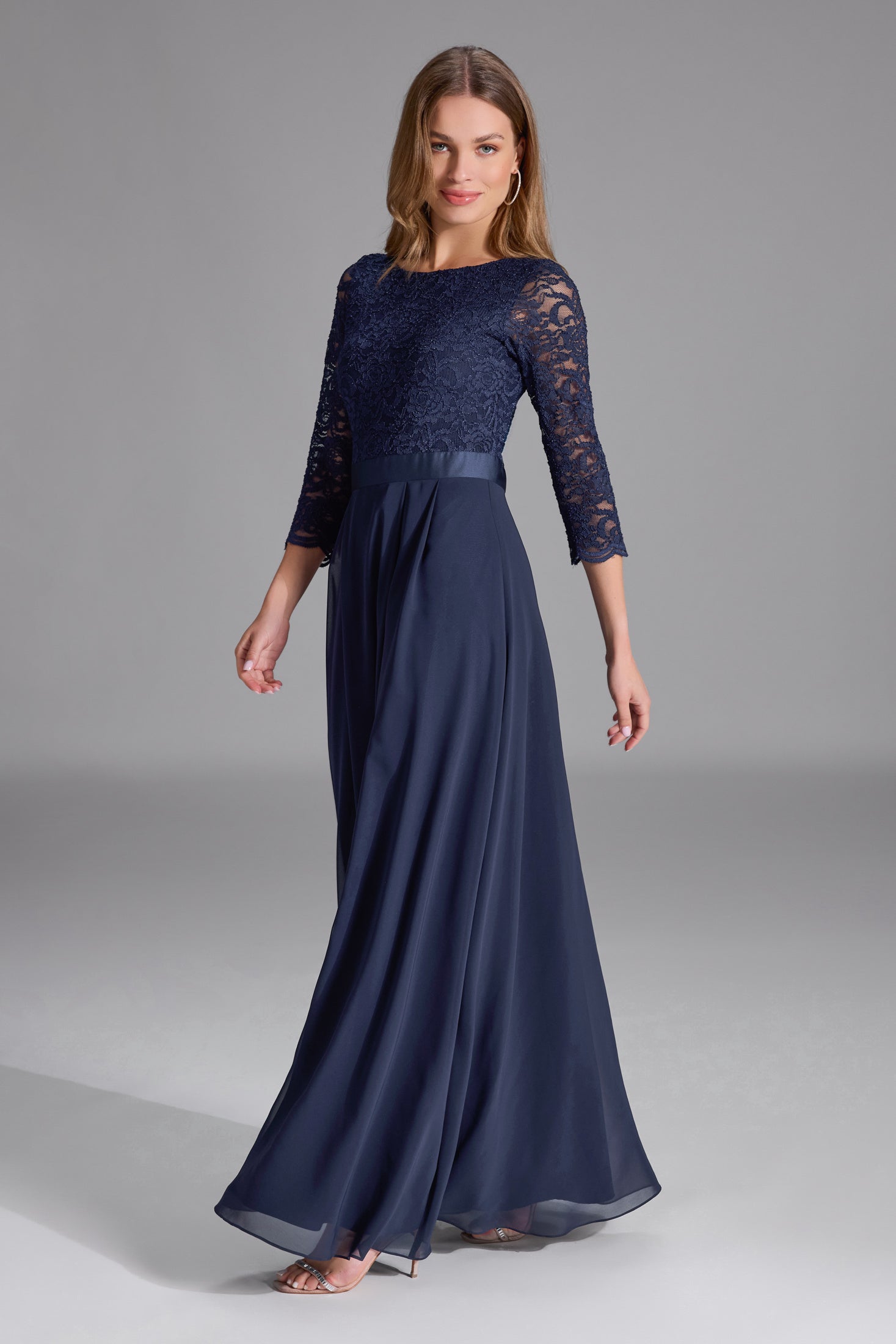 Abendkleid aus Spitze und Chiffon mit ¾ Arm