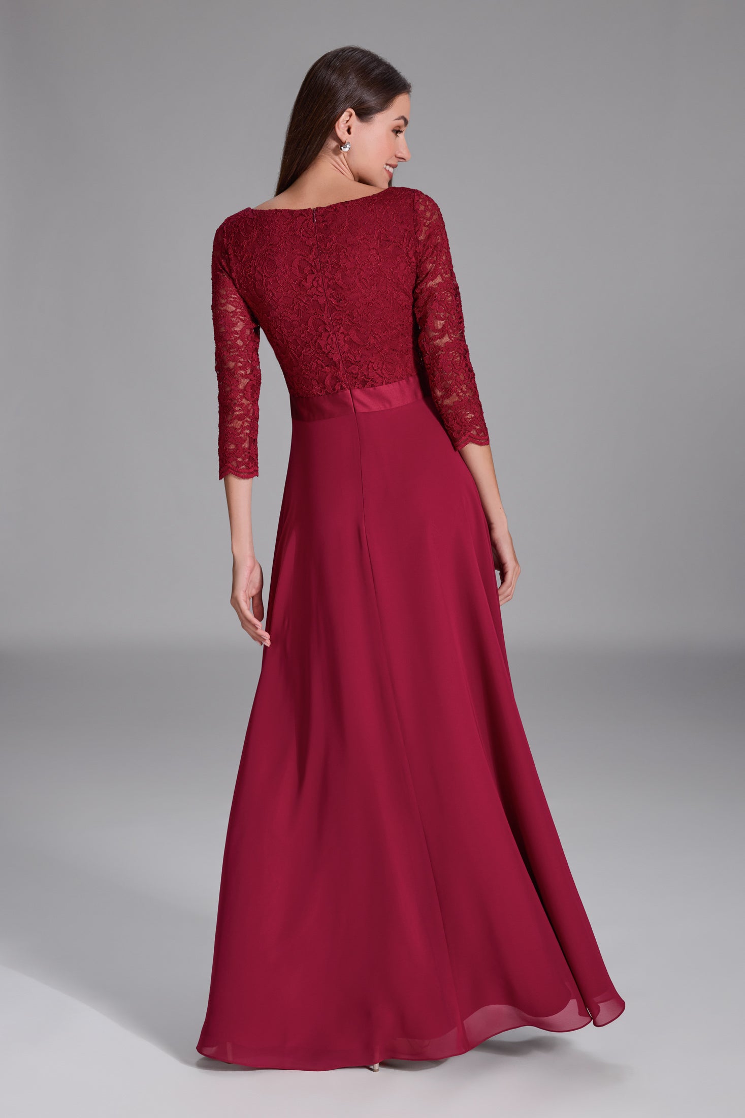 Abendkleid aus Spitze und Chiffon mit ¾ Arm