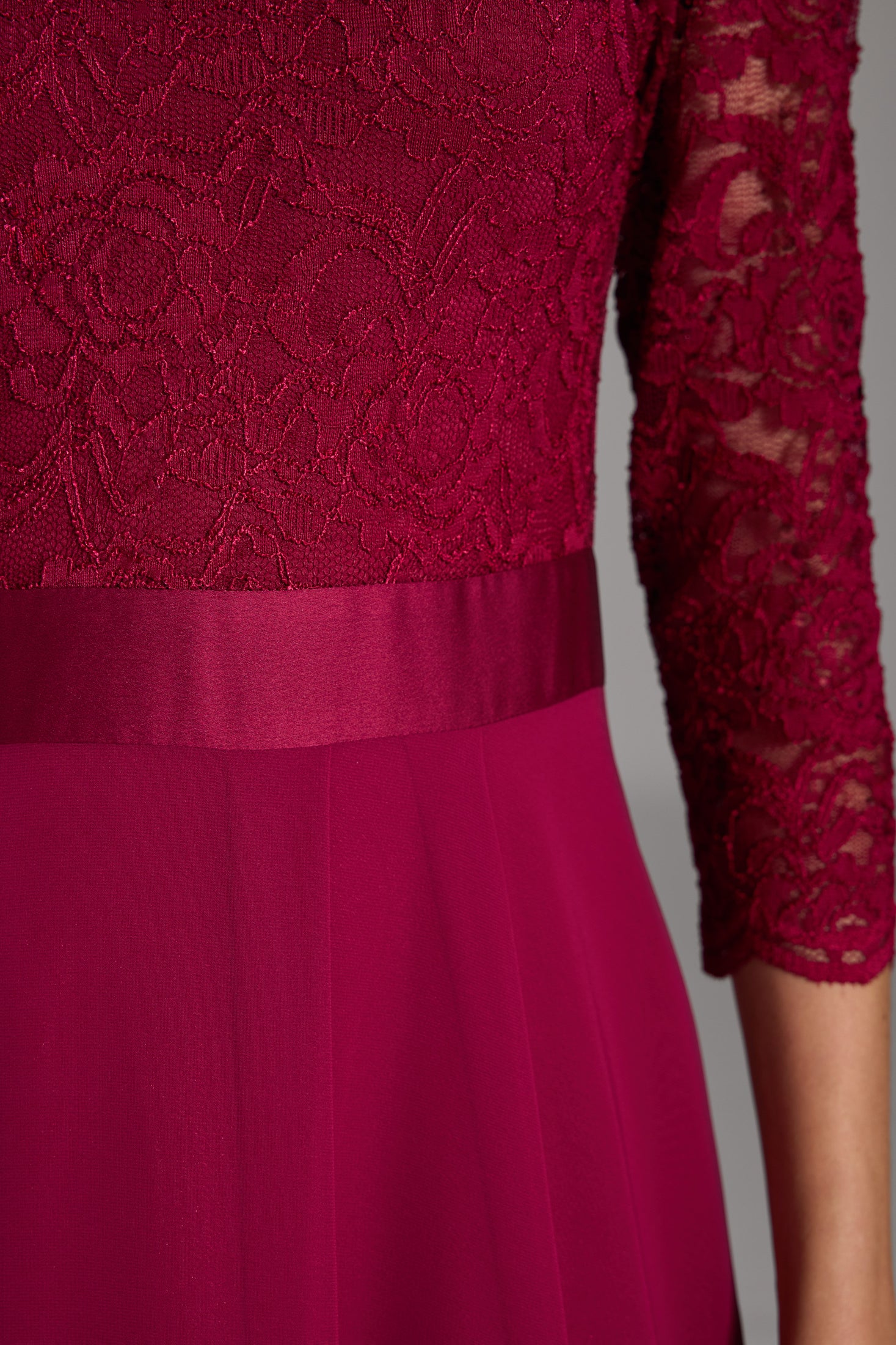 Abendkleid aus Spitze und Chiffon mit ¾ Arm