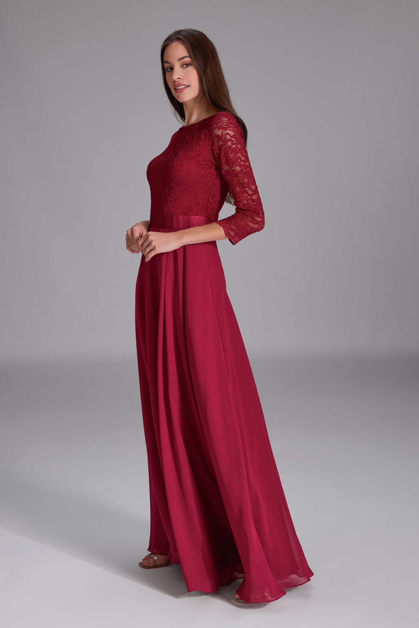 Abendkleid aus Spitze und Chiffon mit ¾ Arm