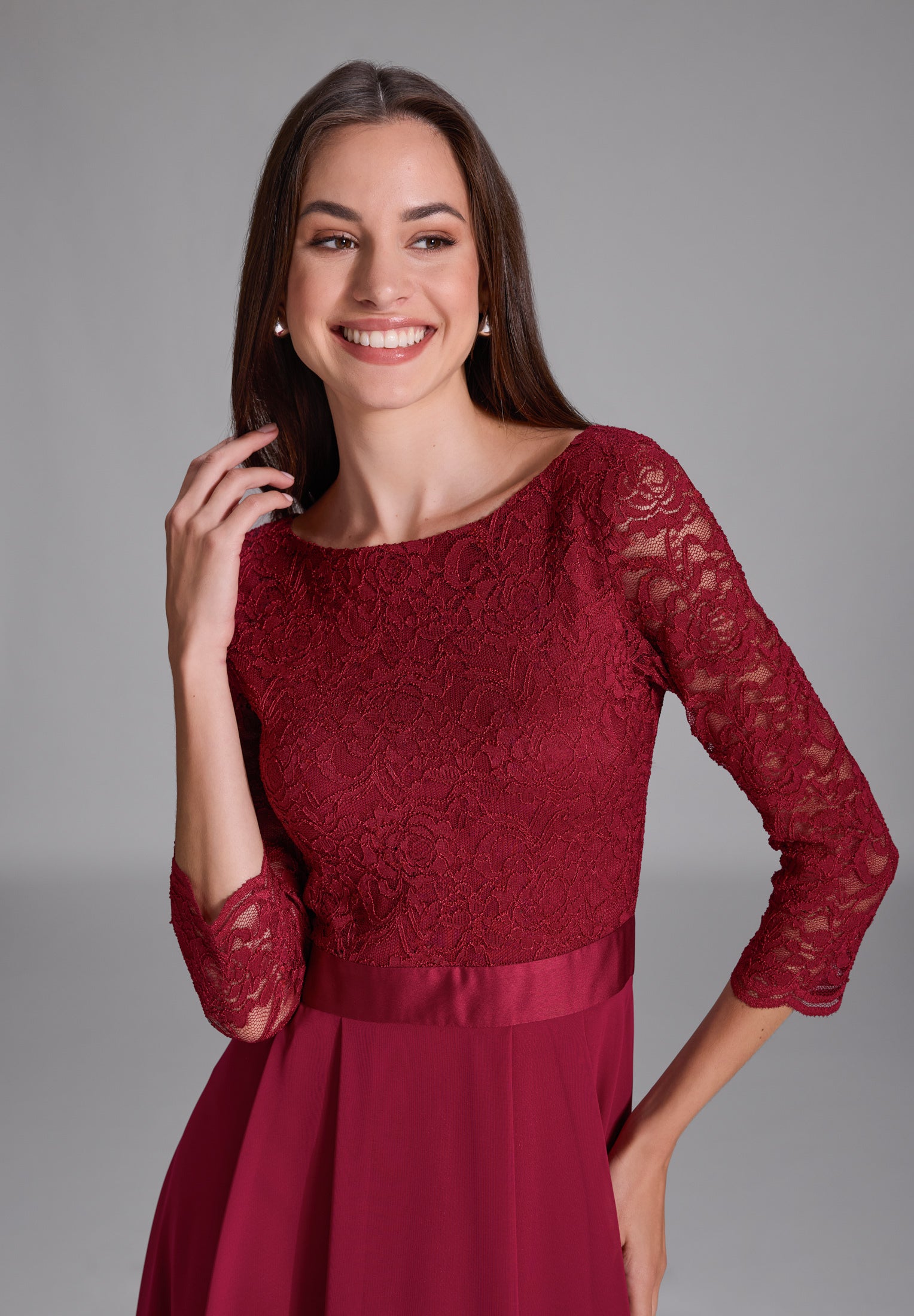 Abendkleid aus Spitze und Chiffon mit ¾ Arm