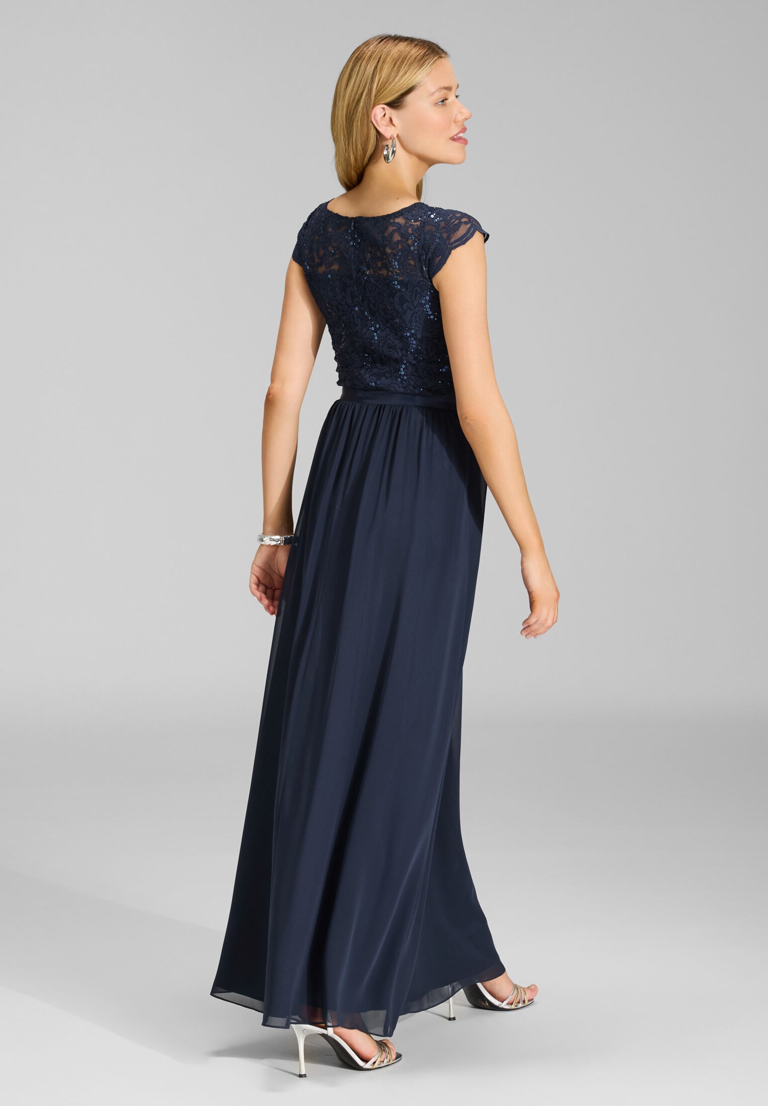 Abendkleid aus Chiffon mit paillettenbesetztem Spitzenoberteil