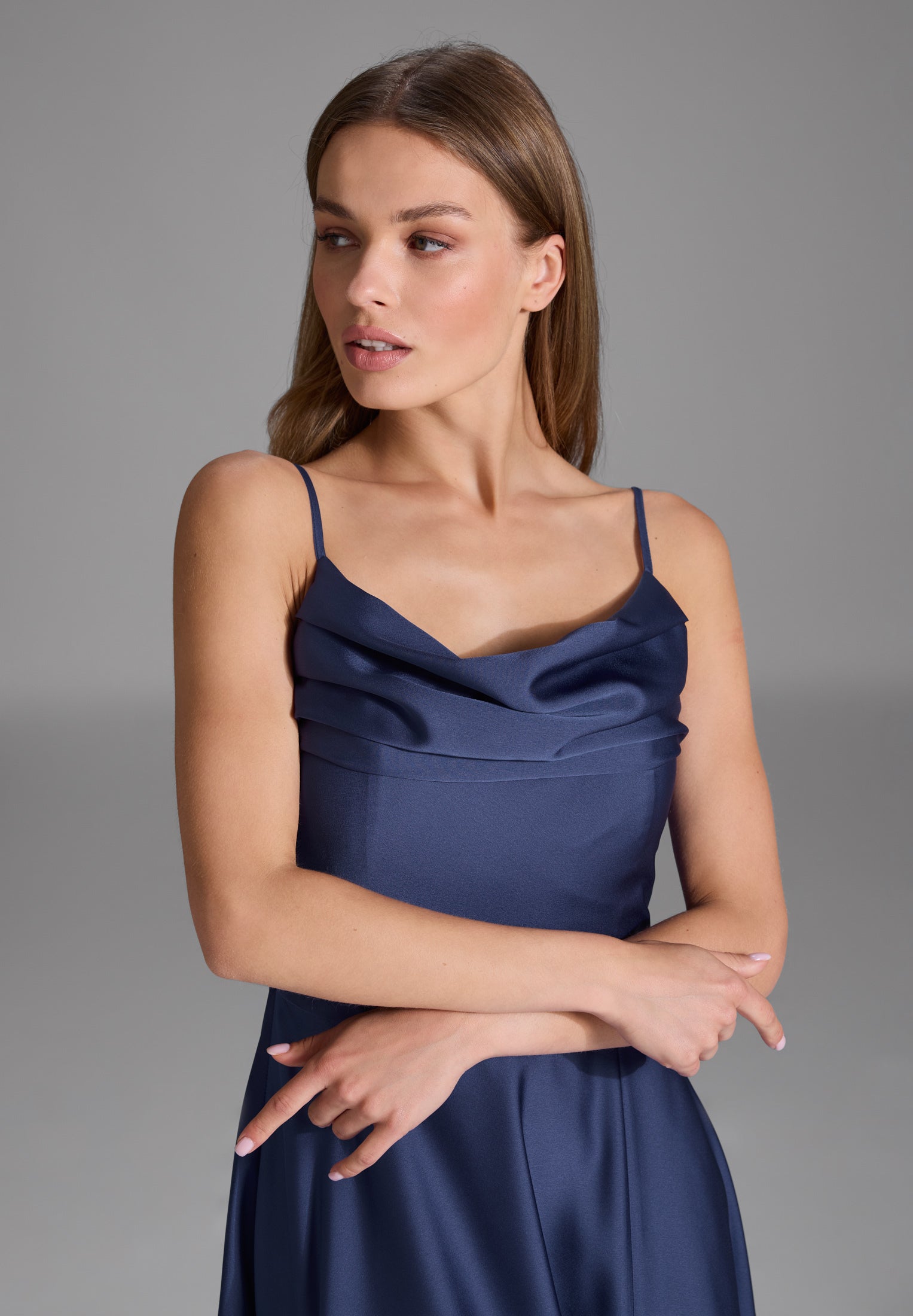 Abendkleid aus nachhaltigem Satin mit Wasserfall-Ausschnitt und Beinschlitz