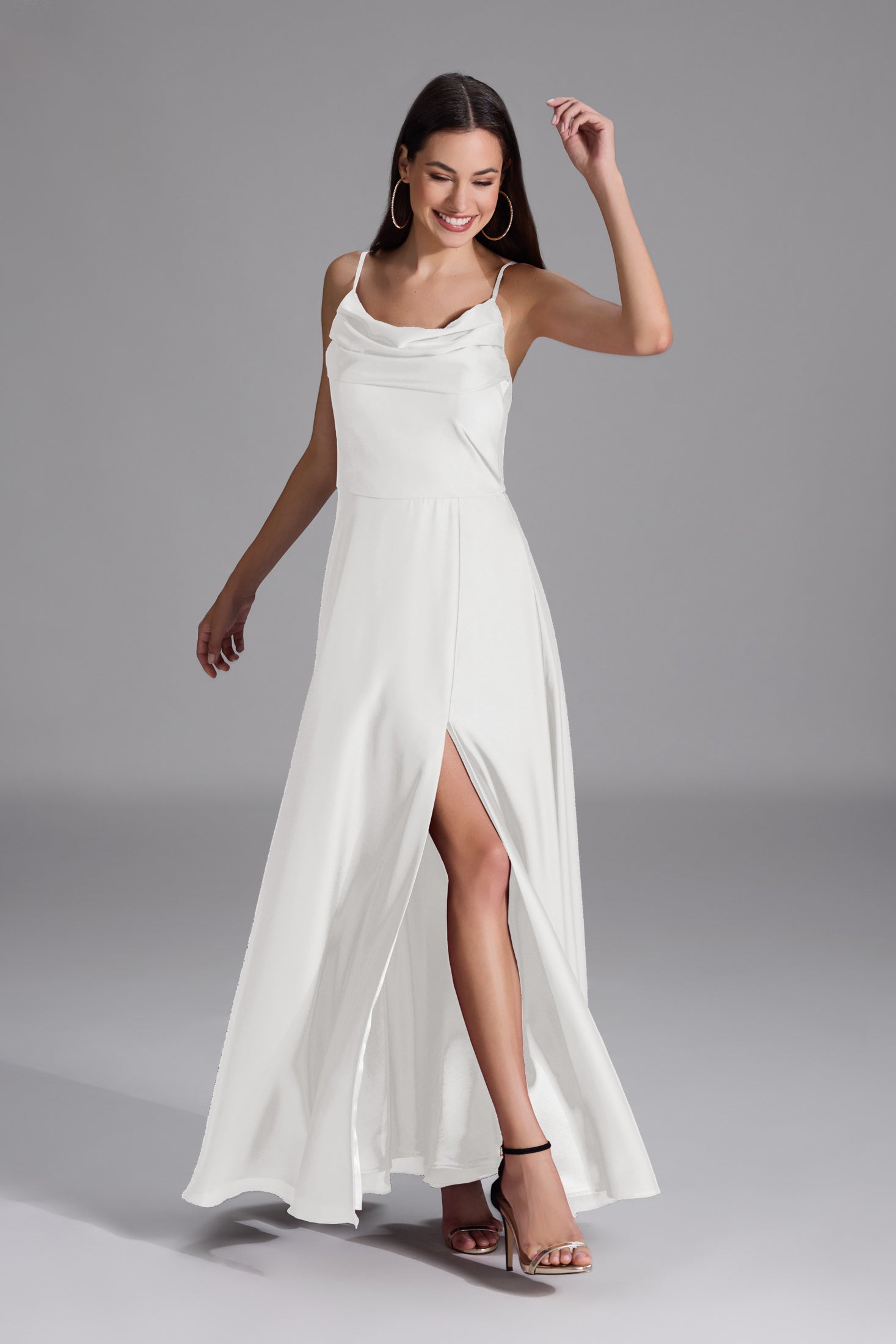 Abendkleid aus nachhaltigem Satin mit Wasserfall-Ausschnitt und Beinschlitz