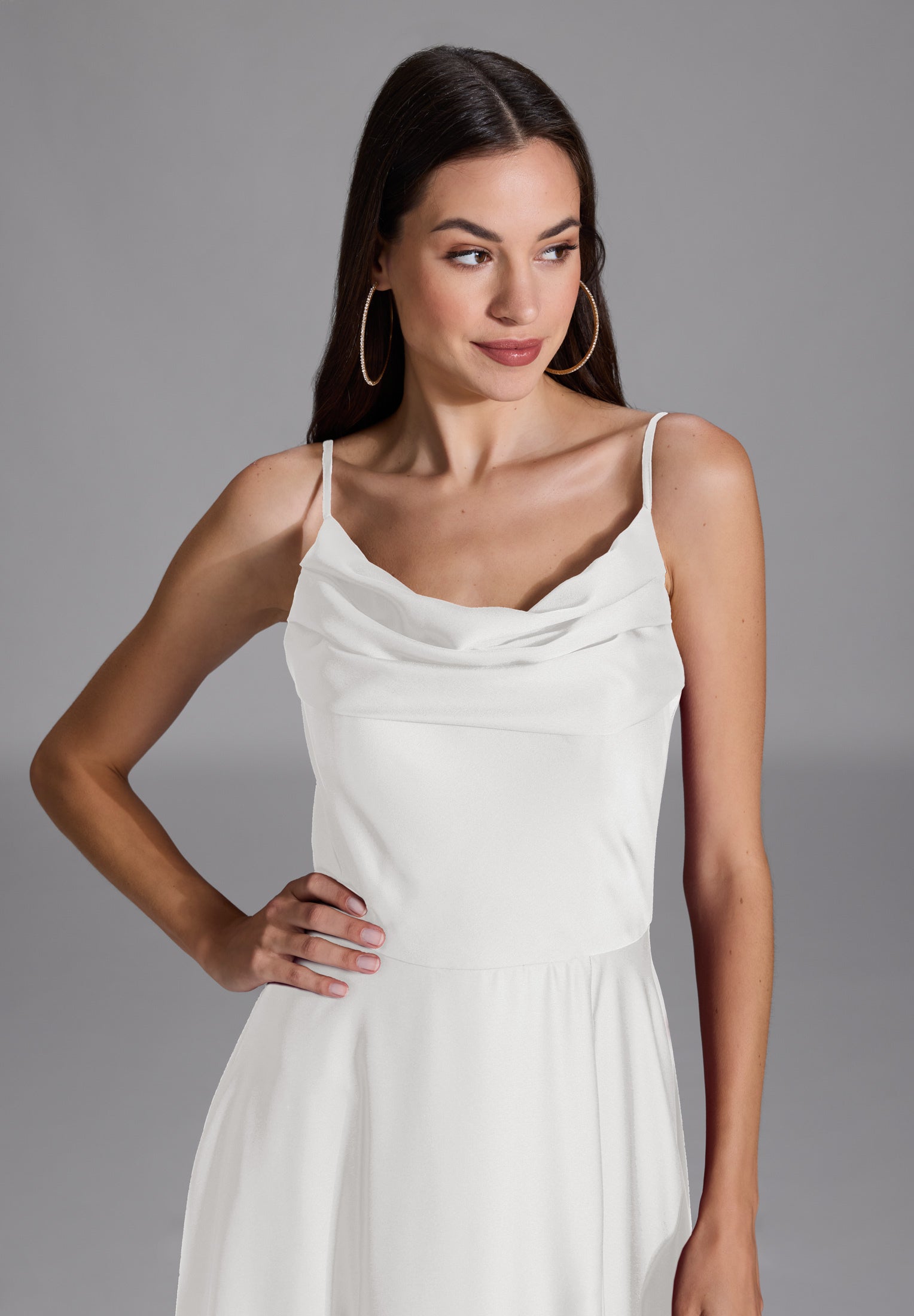 Abendkleid aus nachhaltigem Satin mit Wasserfall-Ausschnitt und Beinschlitz