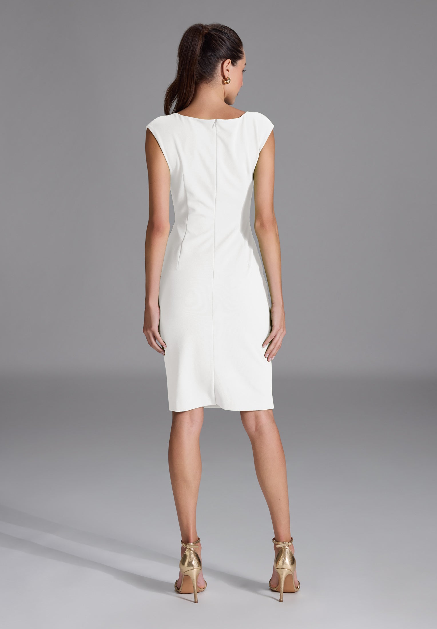 Etui Kleid aus Crepe Jersey mit Drapierung