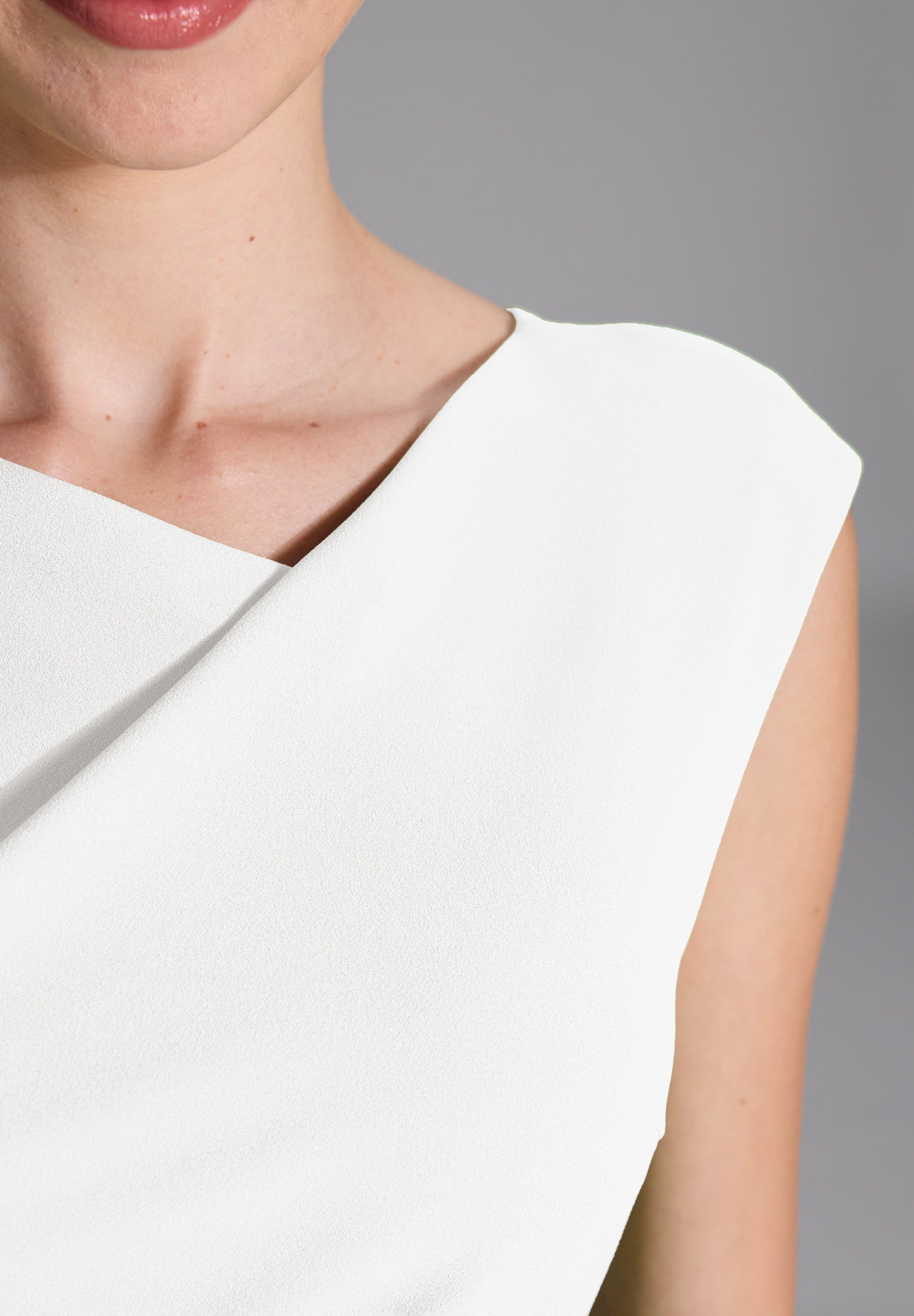 Etui Kleid aus Crepe Jersey mit Drapierung