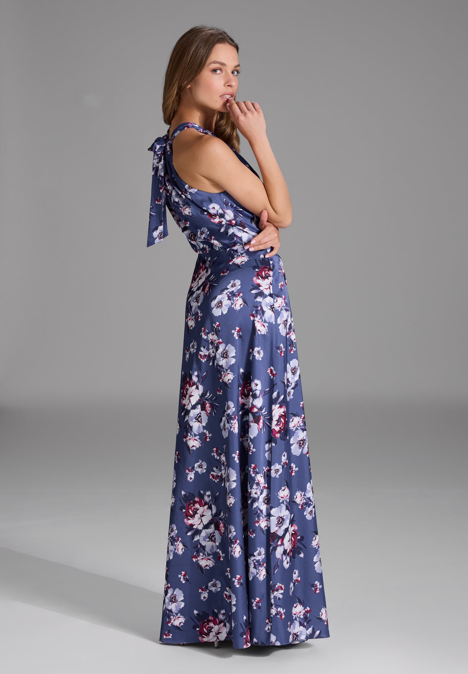 Abendkleid mit amerikanischem Ausschnitt aus bedrucktem Satin