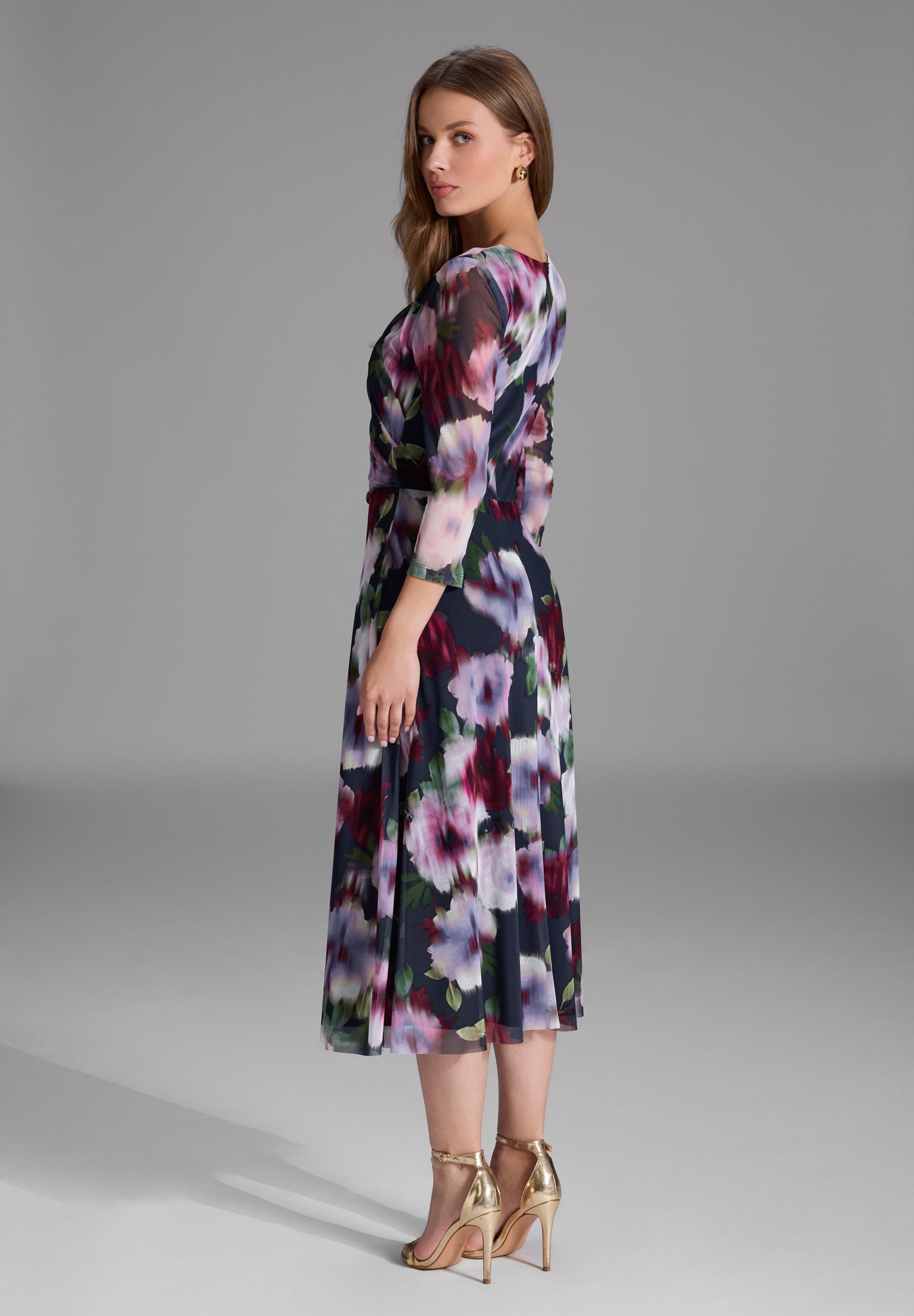 Midi Kleid aus bedrucktem Mesh mit Drapierung im Oberteil