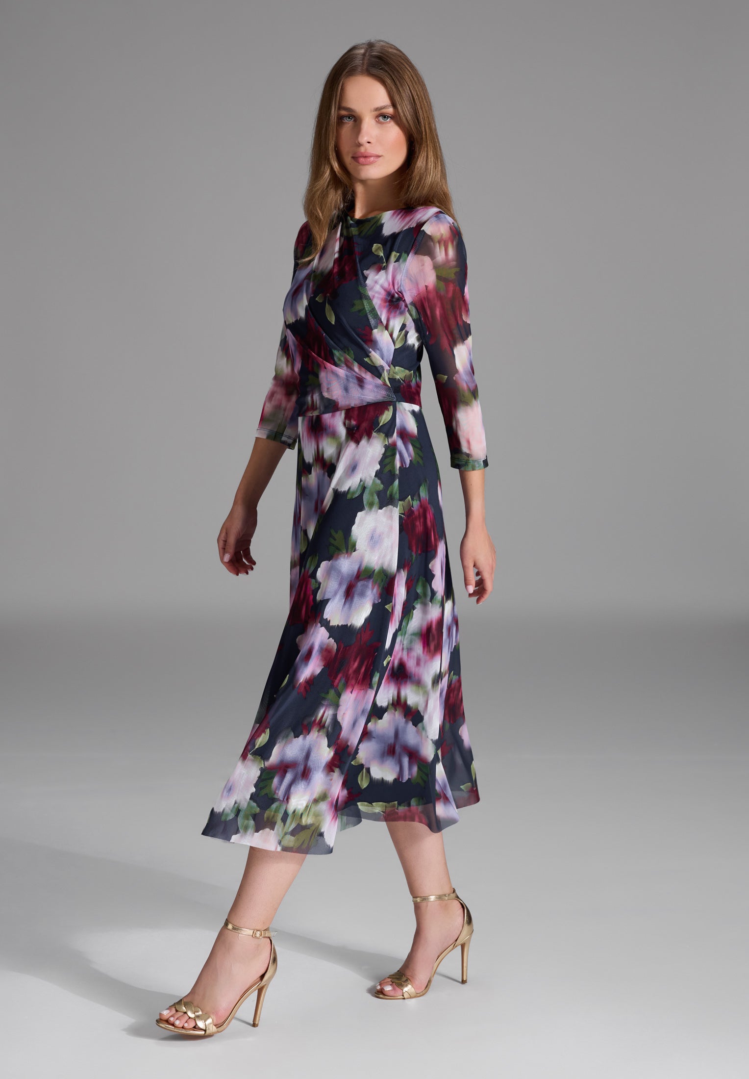 Midi Kleid aus bedrucktem Mesh mit Drapierung im Oberteil