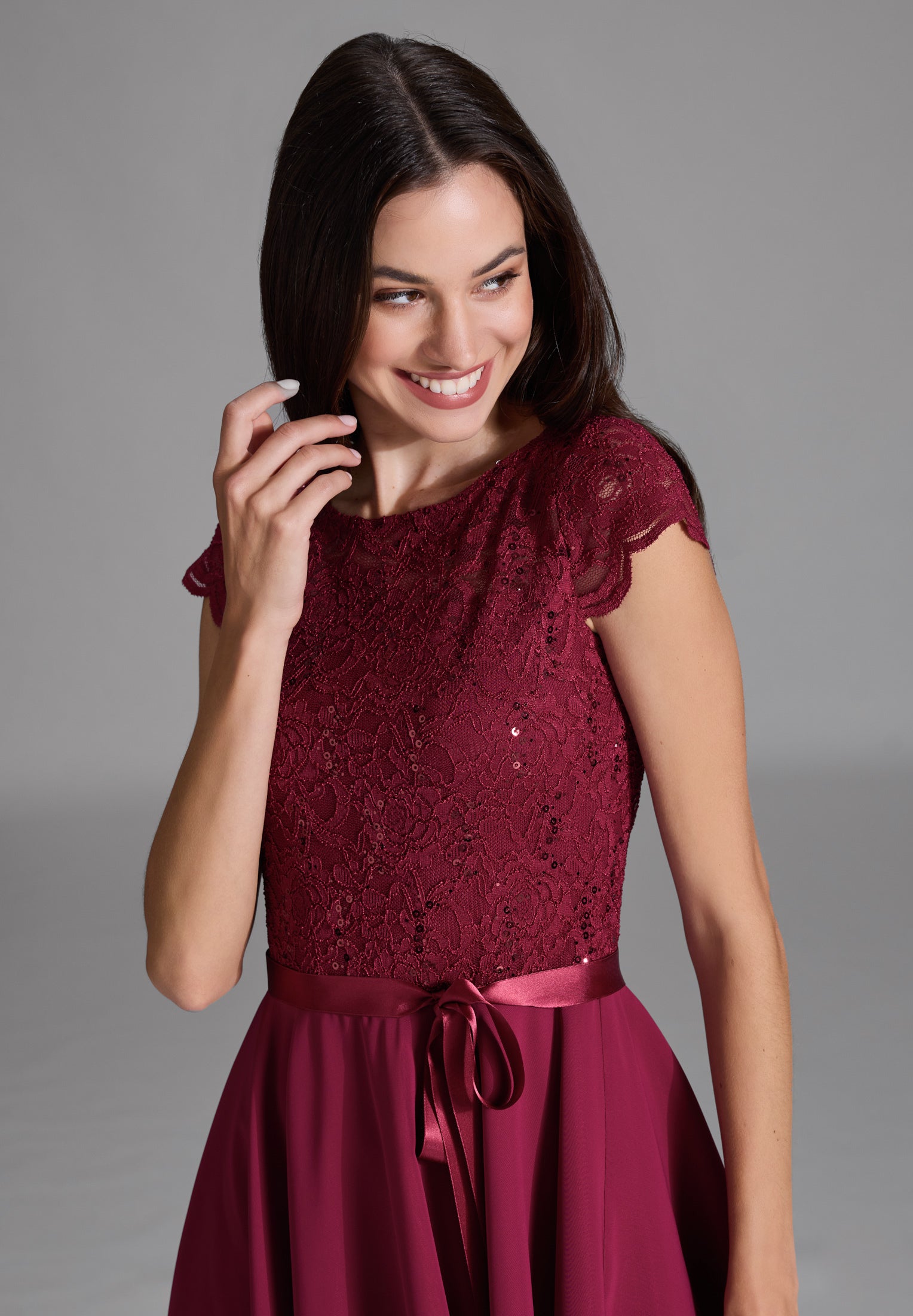 Cocktailkleid mit Spitzenoberteil und Chiffon Rock