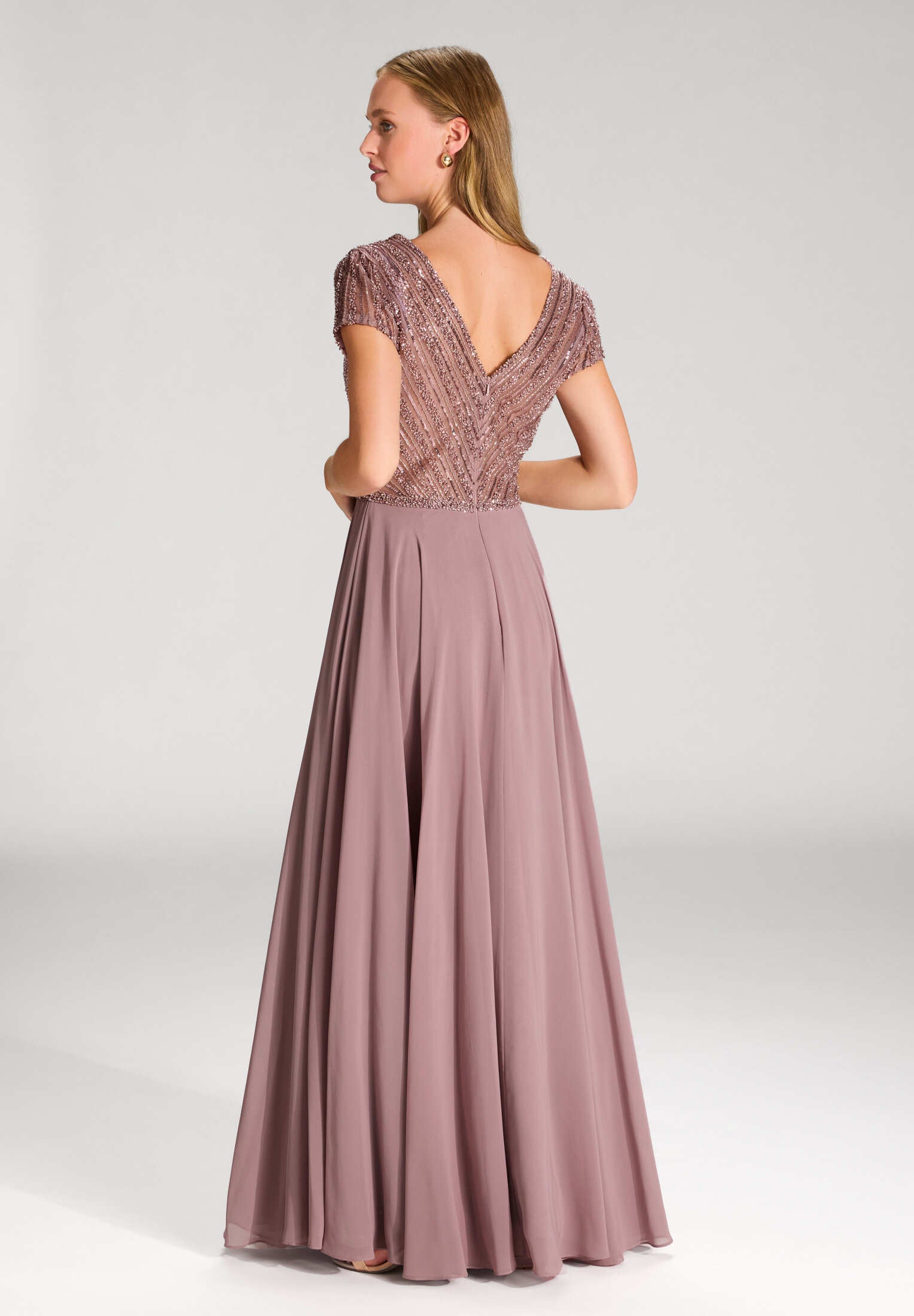 Besticktes Chiffonkleid mit kurzen Ärmeln