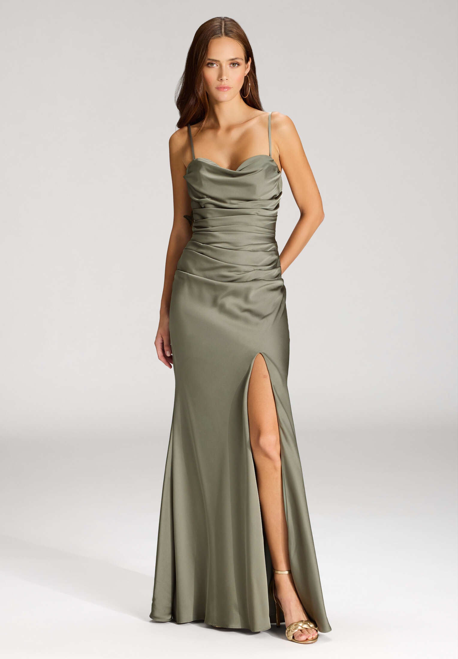 Figurbetontes Abendkleid mit Drapierung und Beinschlitz matcha green