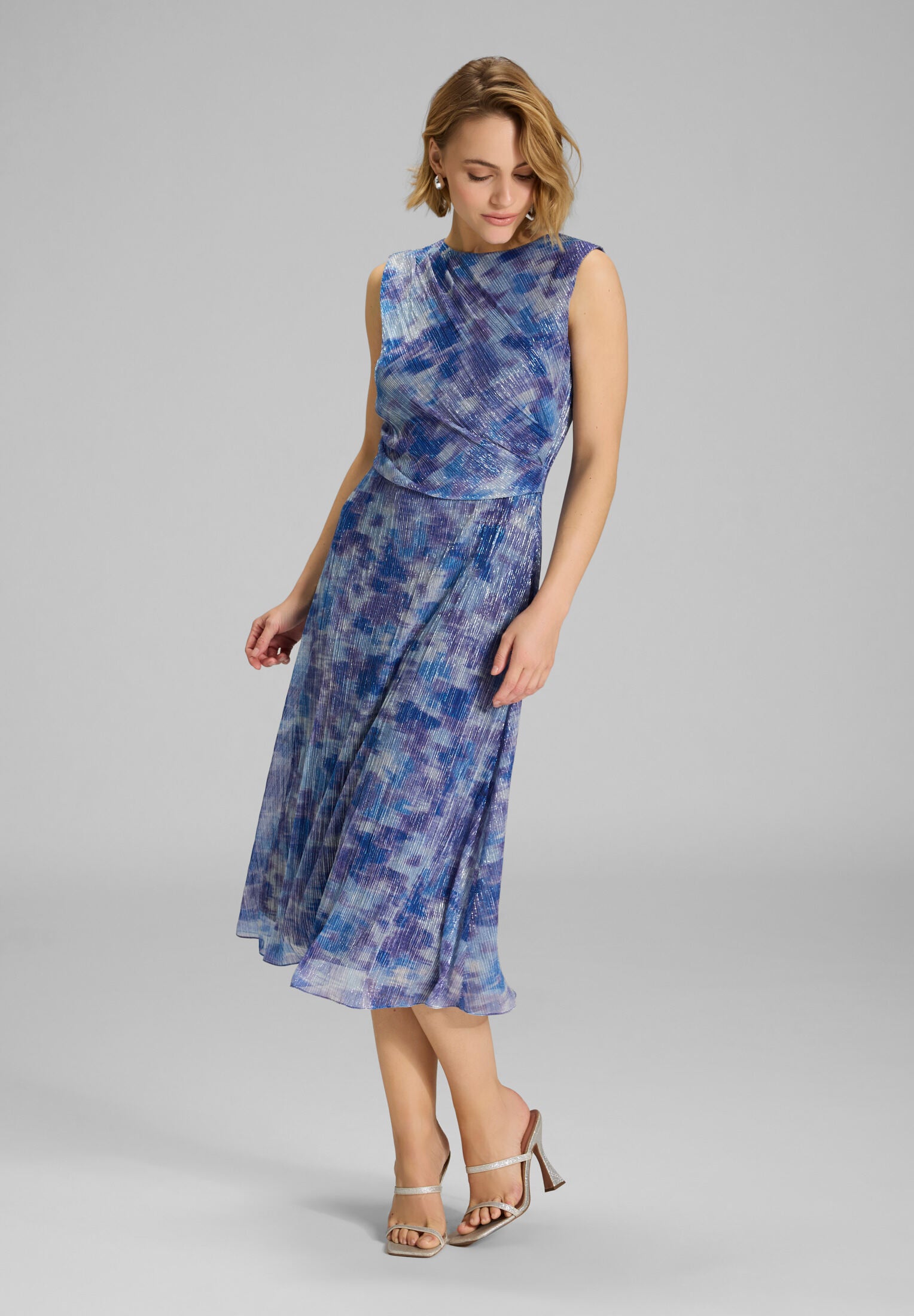 Plissiertes Kleid mit Metallicfäden