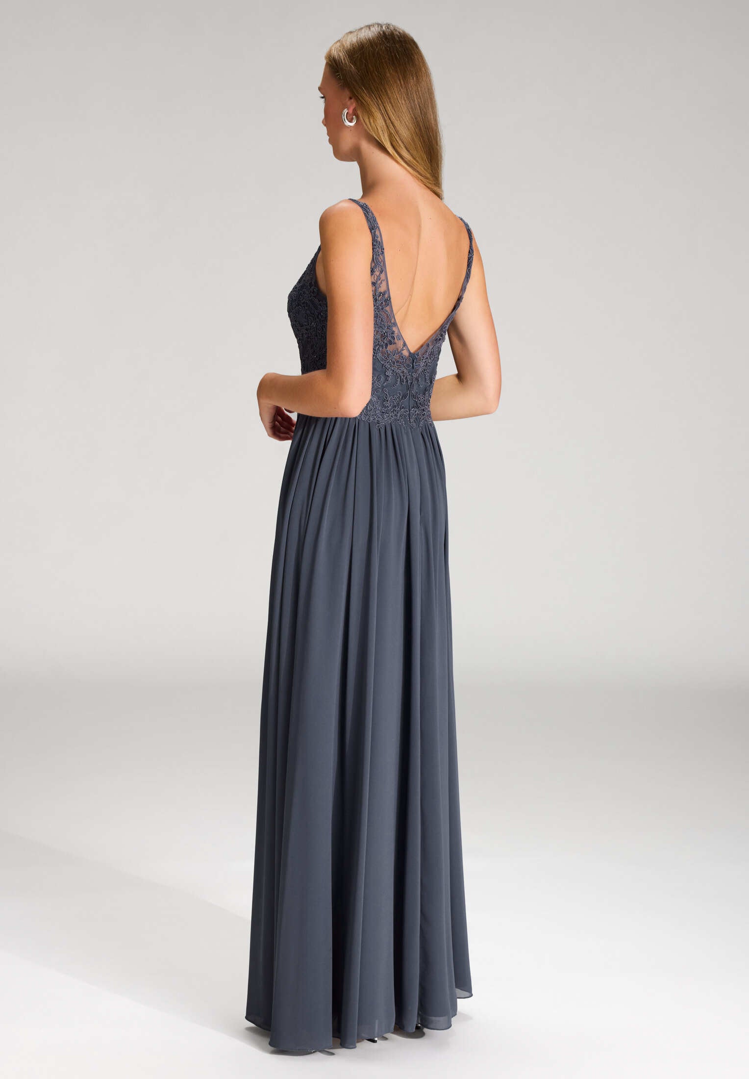 Chiffonkleid mit Spitzenstickerei