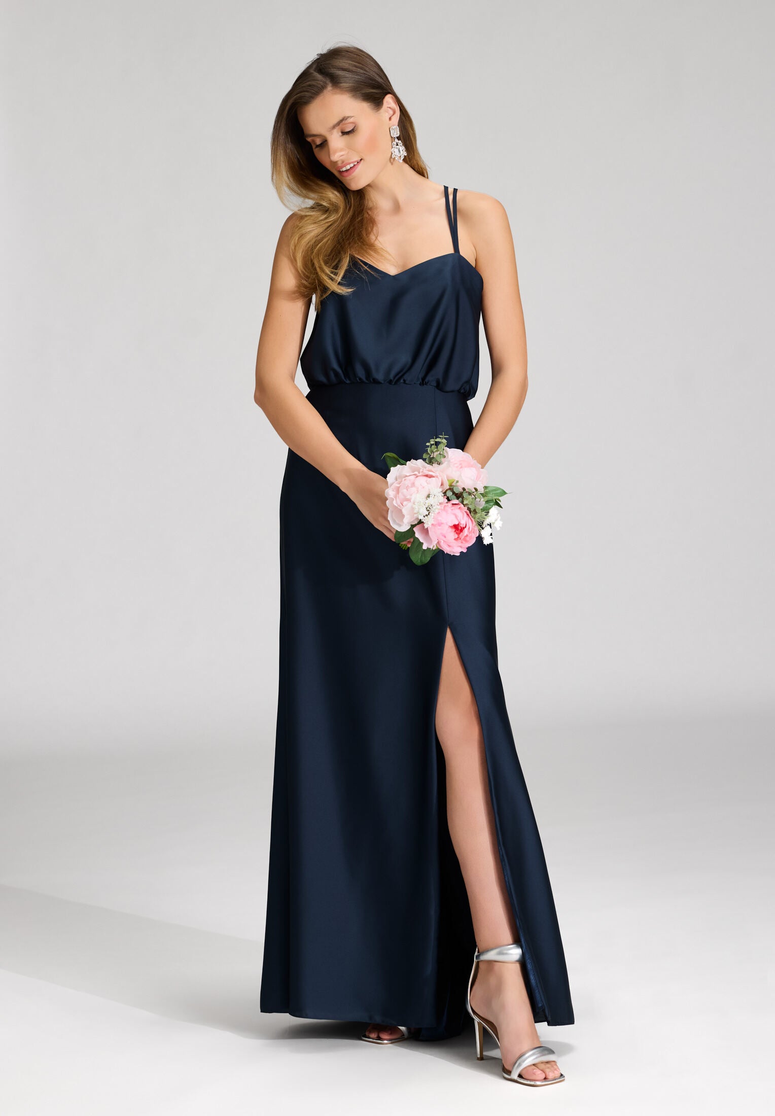 Abendkleid aus nachhaltigem Satin mit gekreuzten Spagettiträgern navy