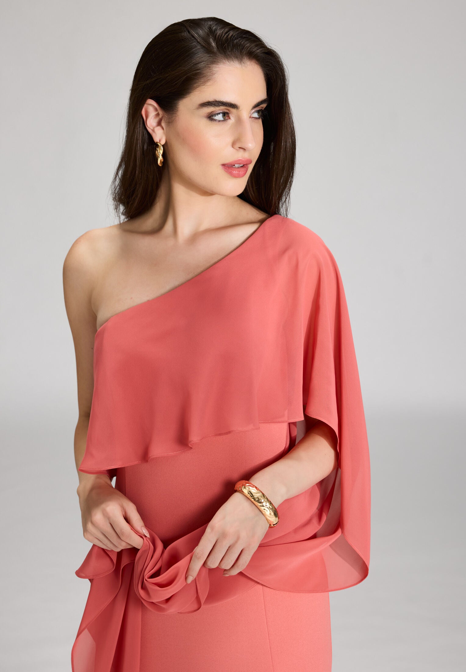 One-Shoulder Abendkleid mit einem Cape-ähnlichen Ärmel aus Chiffon