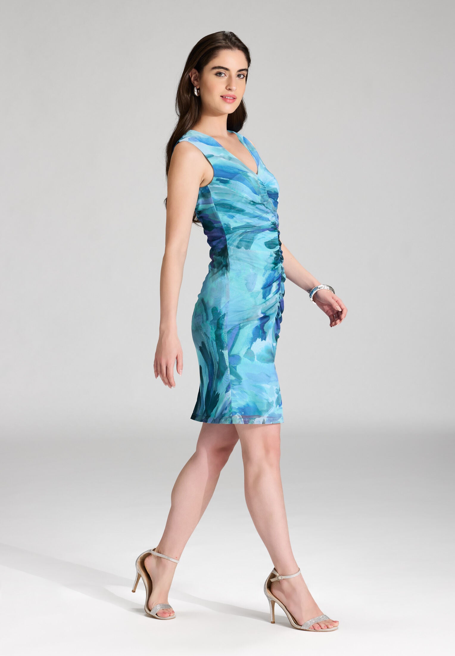 Etuikleid mit V-Ausschnitt und Raffung aus bedrucktem Mesh