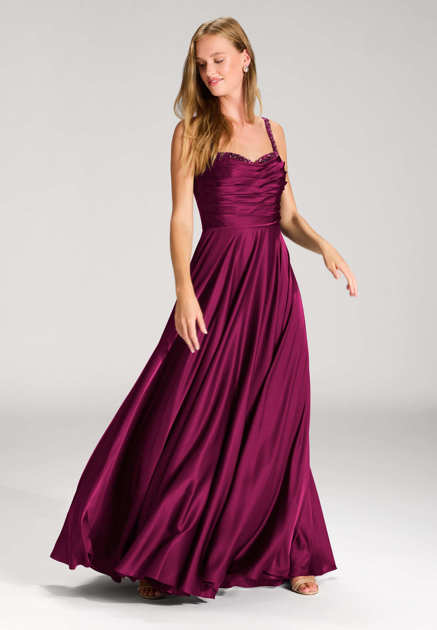 Satinkleid mit drapiertem Top und bestickten Trägern