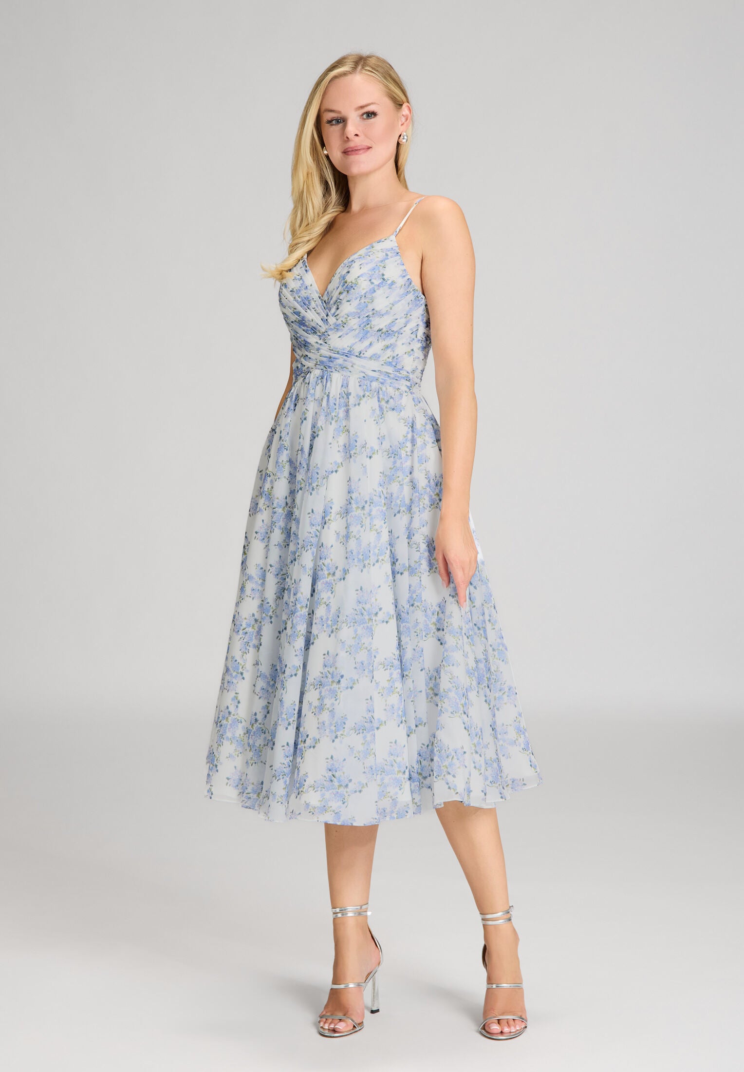 Midikleid aus Chiffon mit floralem Print ivory | sky blue